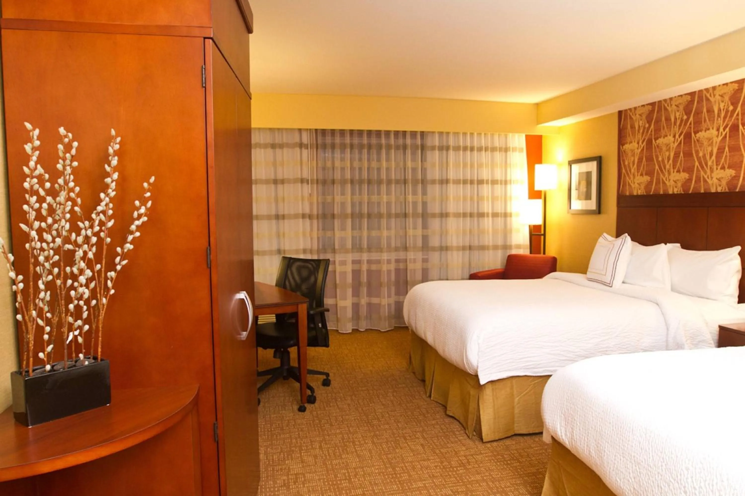 Photo of the whole room, Bed in Courtyard by Marriott Philadelphia Springfield