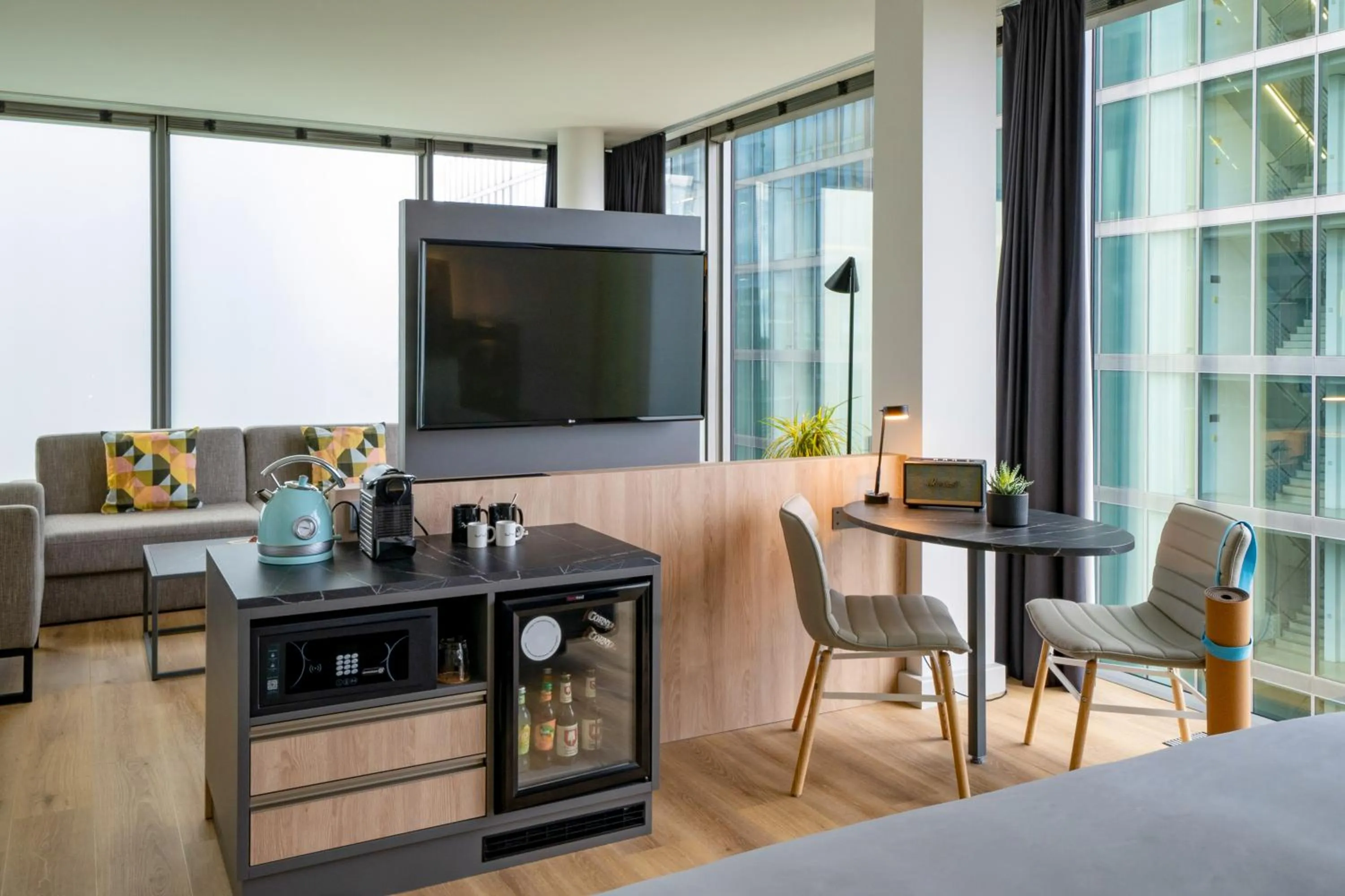 Communal lounge/ TV room in INNSiDE by Meliá München Parkstadt Schwabing