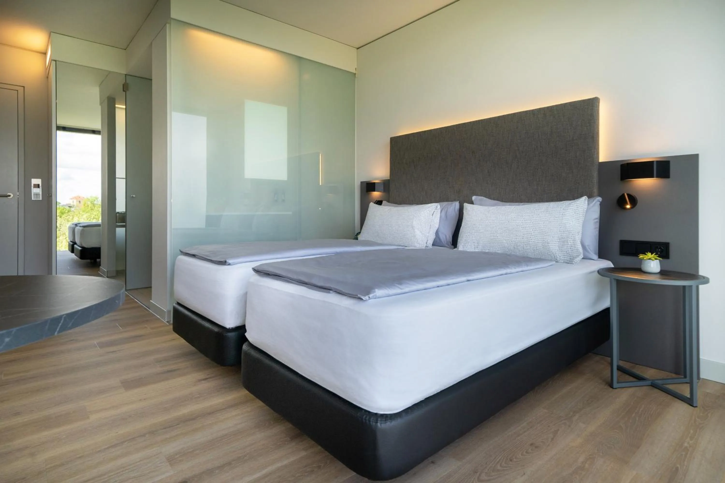 Shower, Bed in INNSiDE by Meliá München Parkstadt Schwabing