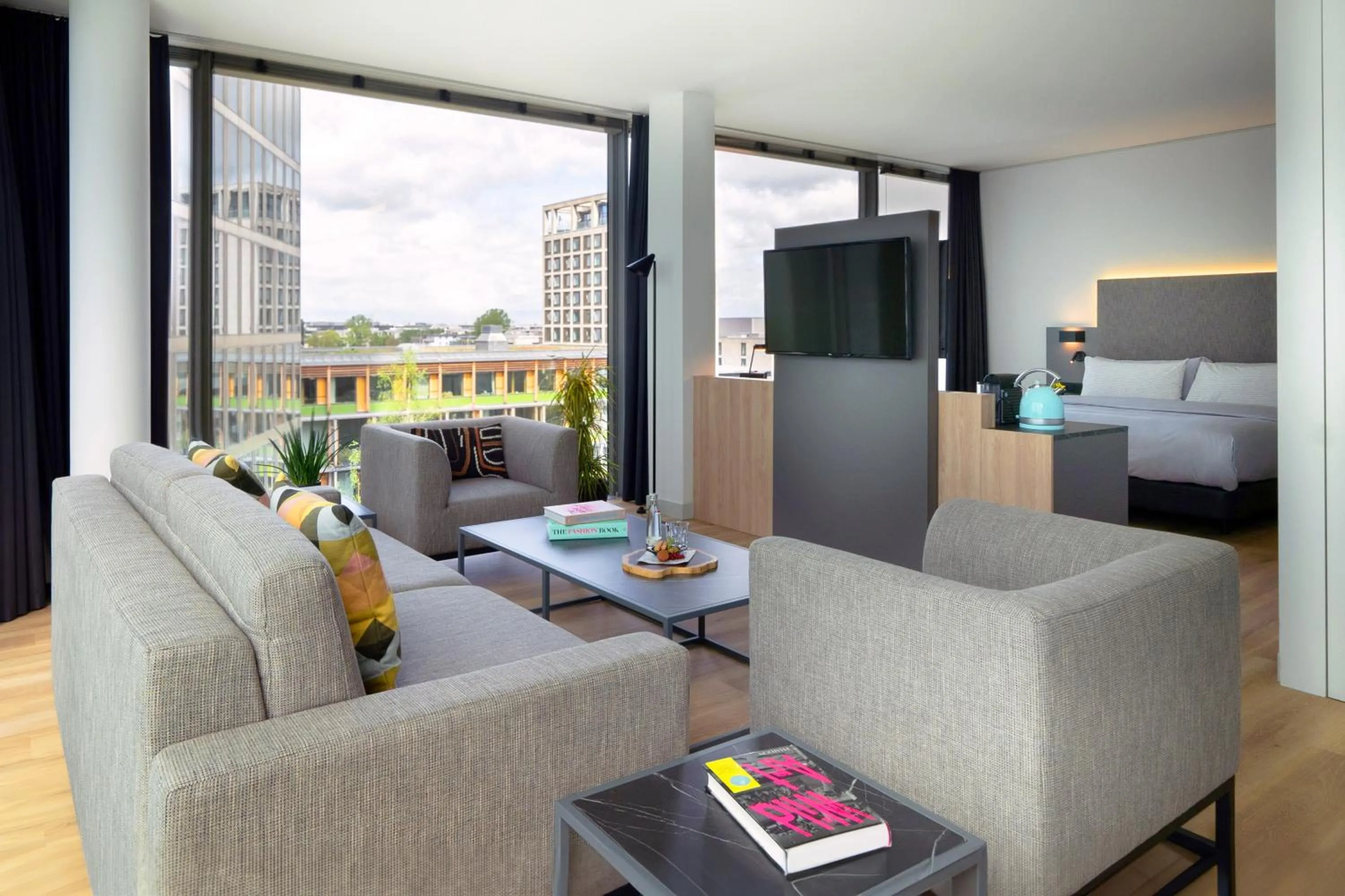 Living room, Bed in INNSiDE by Meliá München Parkstadt Schwabing