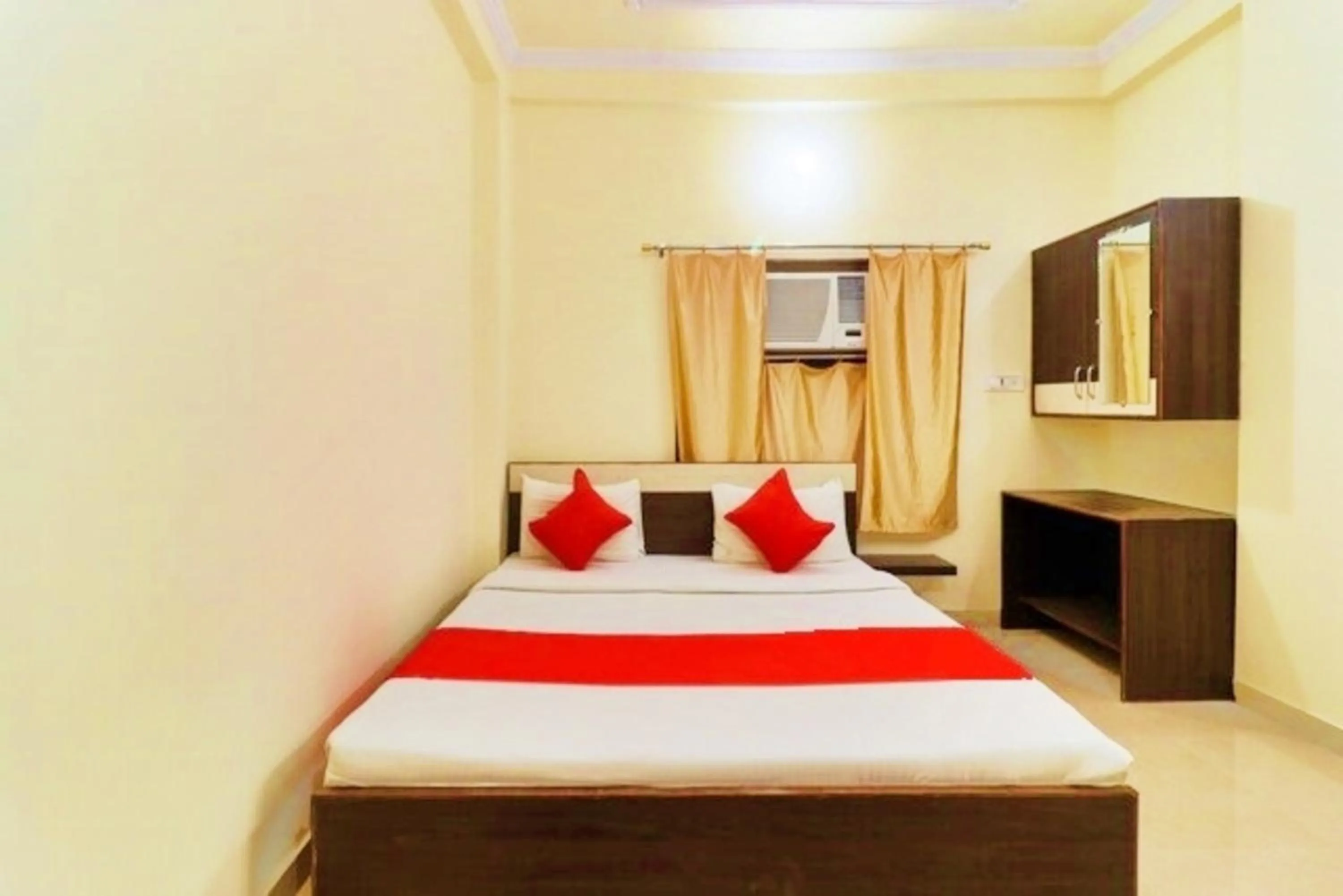 Bed in Hotel Station View Mughalsarai by ShriGo Hotels