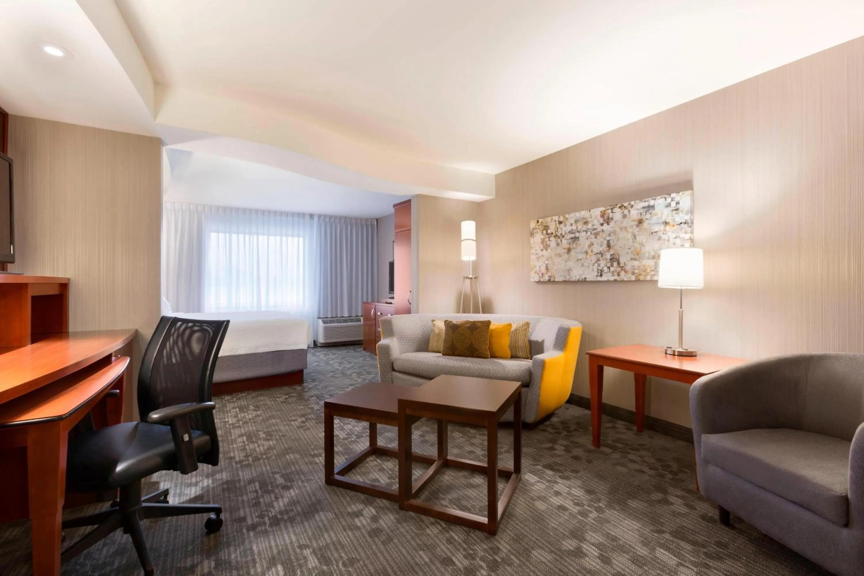 Living room in Courtyard by Marriott Kalamazoo Portage