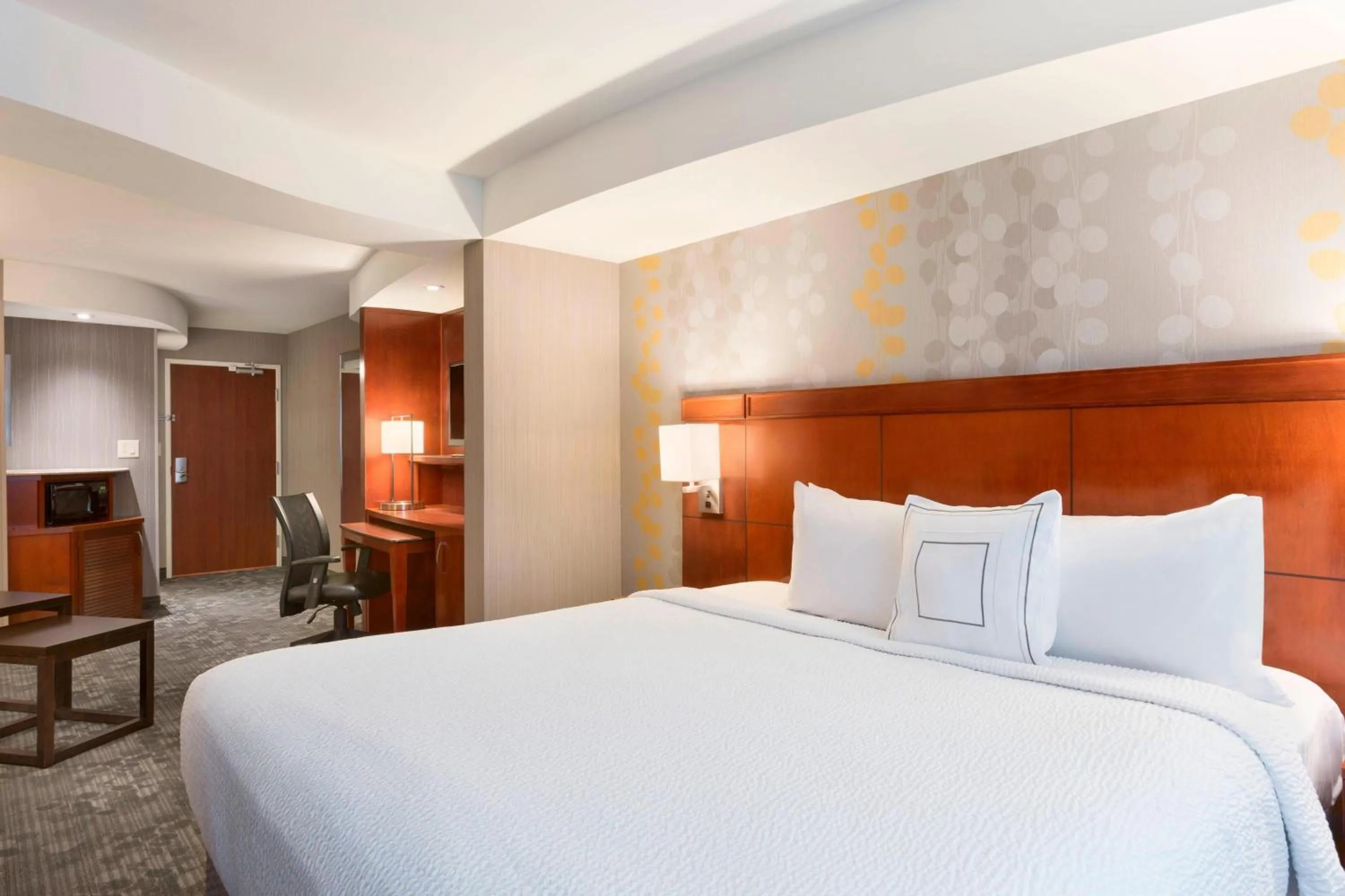 Photo of the whole room, Bed in Courtyard by Marriott Kalamazoo Portage