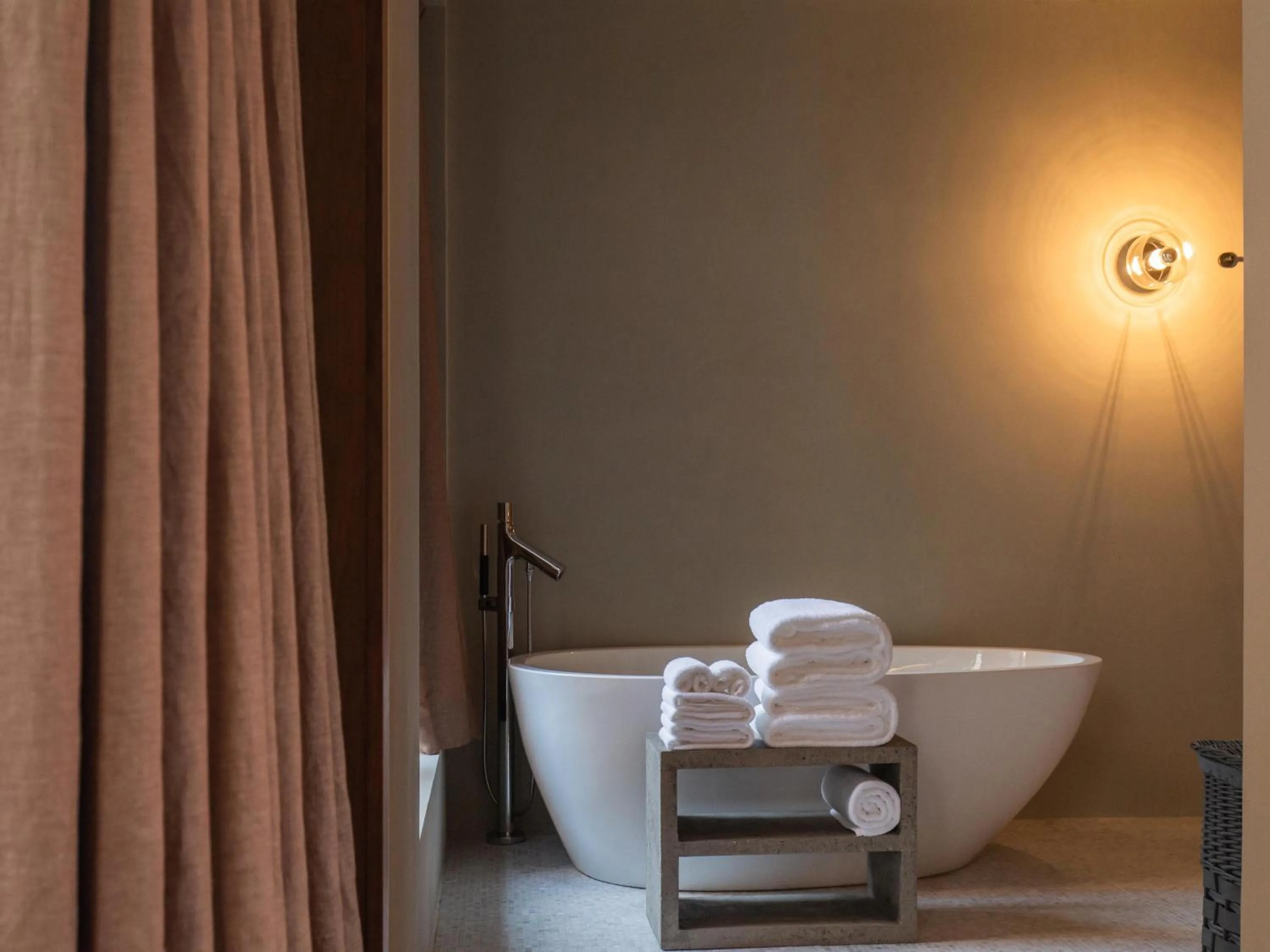 Bath in Sansa Village Boutique Hotel at Mutianyu Great Wall Adjoin to Mutianyu Great Wall - Room with the View of Great Wall - Jacuzzi with the View of Great Wall - Vehicle Shuttle Service - International Catering - SPA& Nail Beauty Facilities