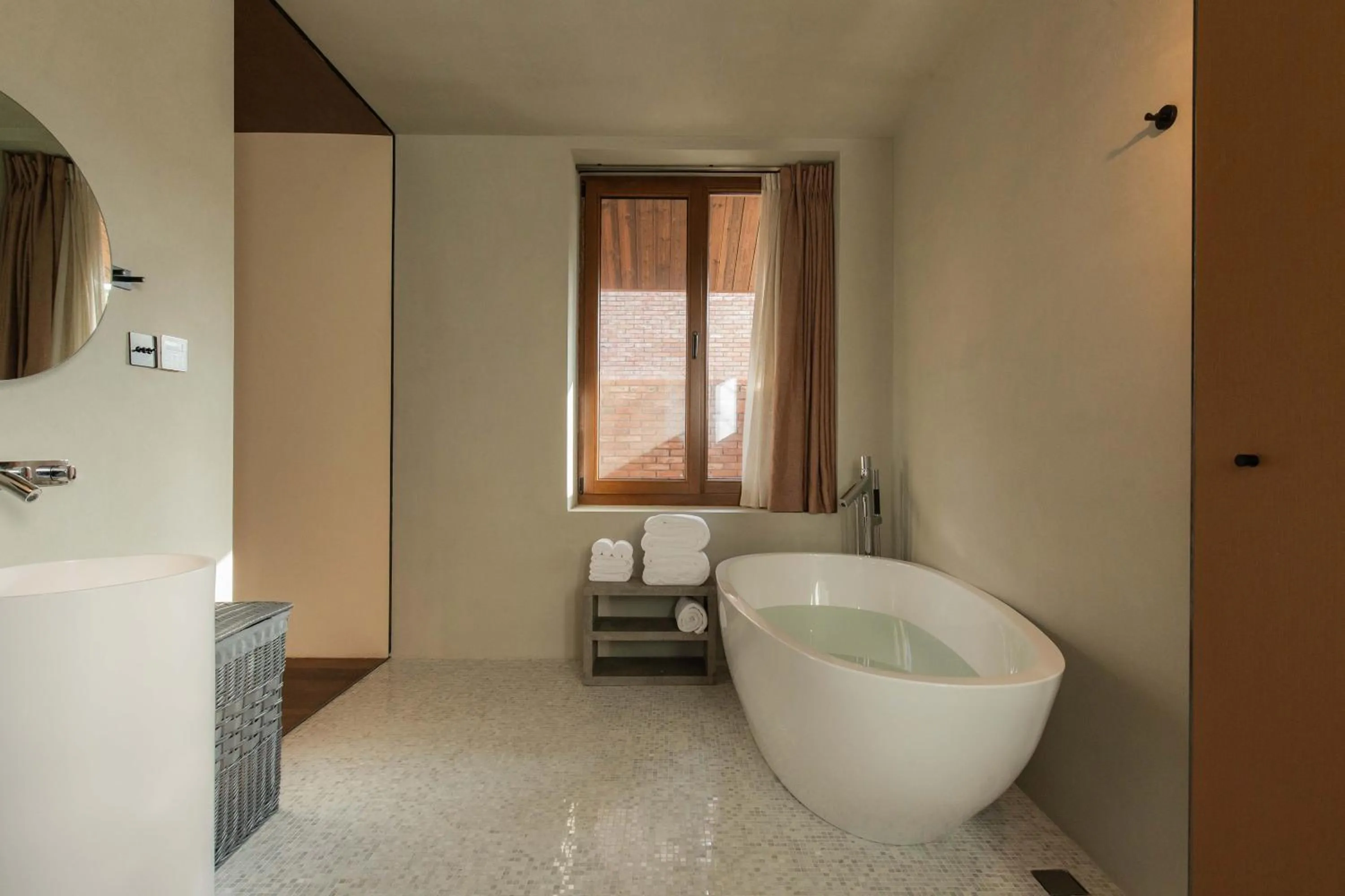 Bath in Sansa Village Boutique Hotel at Mutianyu Great Wall Adjoin to Mutianyu Great Wall - Room with the View of Great Wall - Jacuzzi with the View of Great Wall - Vehicle Shuttle Service - International Catering - SPA& Nail Beauty Facilities