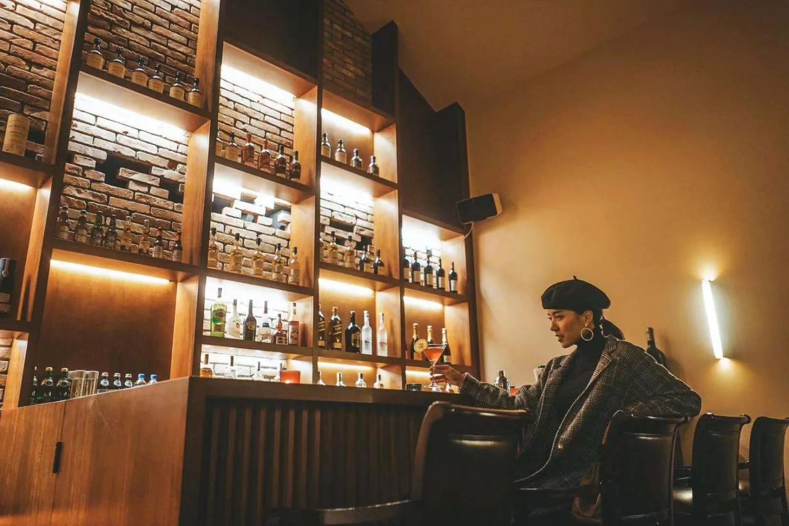 Lounge or bar in Sansa Village Boutique Hotel at Mutianyu Great Wall Adjoin to Mutianyu Great Wall - Room with the View of Great Wall - Jacuzzi with the View of Great Wall - Vehicle Shuttle Service - International Catering - SPA& Nail Beauty Facilities