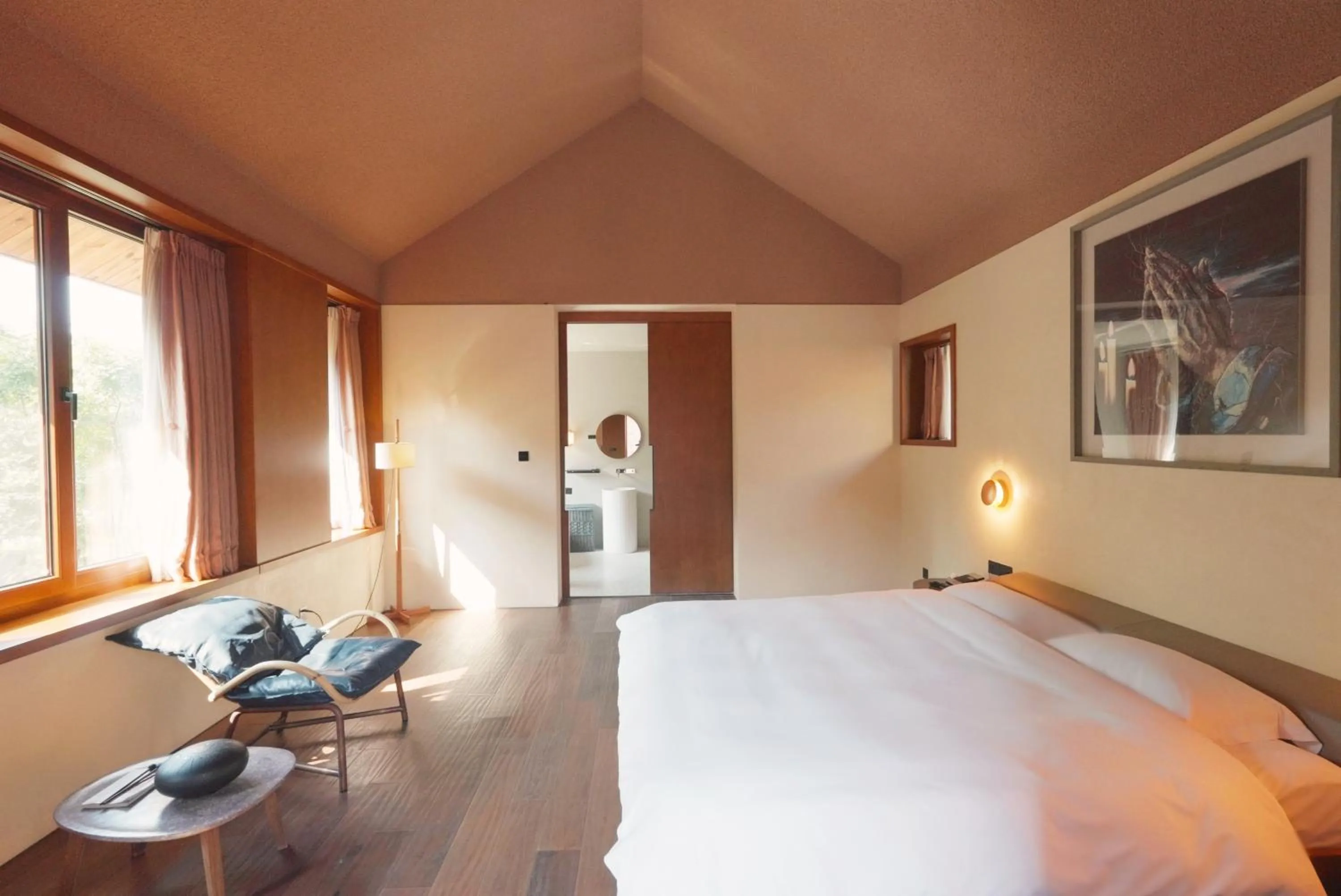 Bed in Sansa Village Boutique Hotel at Mutianyu Great Wall Adjoin to Mutianyu Great Wall - Room with the View of Great Wall - Jacuzzi with the View of Great Wall - Vehicle Shuttle Service - International Catering - SPA& Nail Beauty Facilities