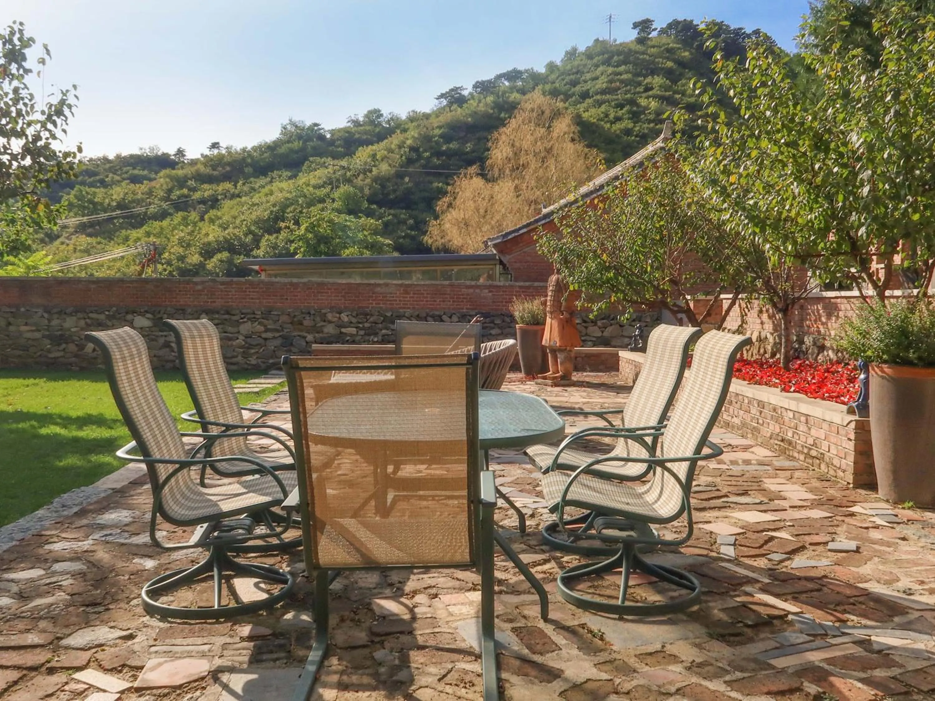 Garden view in Sansa Village Boutique Hotel at Mutianyu Great Wall Adjoin to Mutianyu Great Wall - Room with the View of Great Wall - Jacuzzi with the View of Great Wall - Vehicle Shuttle Service - International Catering - SPA& Nail Beauty Facilities