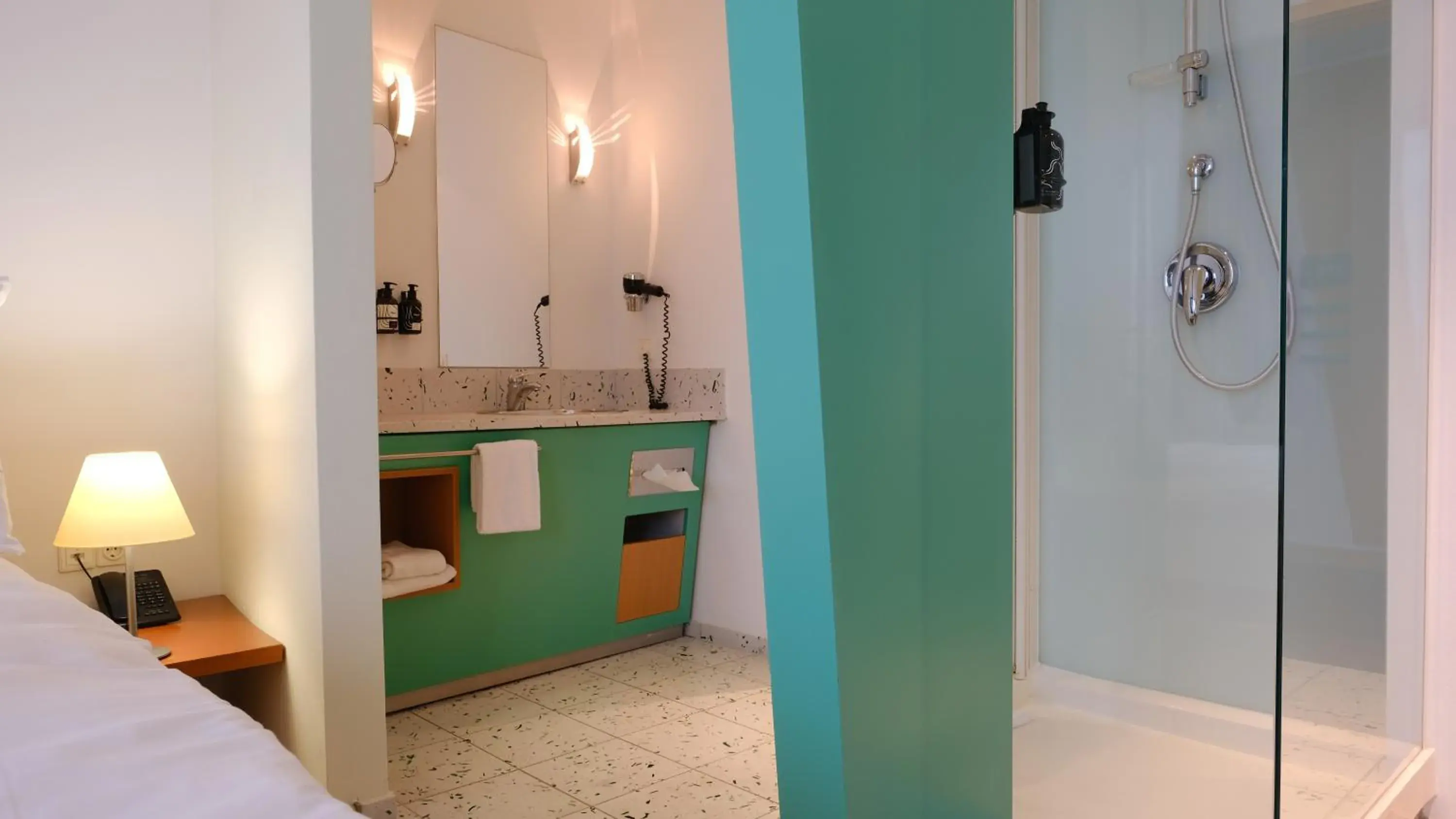 Shower, Bed in FOUR Munich Neue Messe Shower, Bed in FOUR Munich Neue Messe