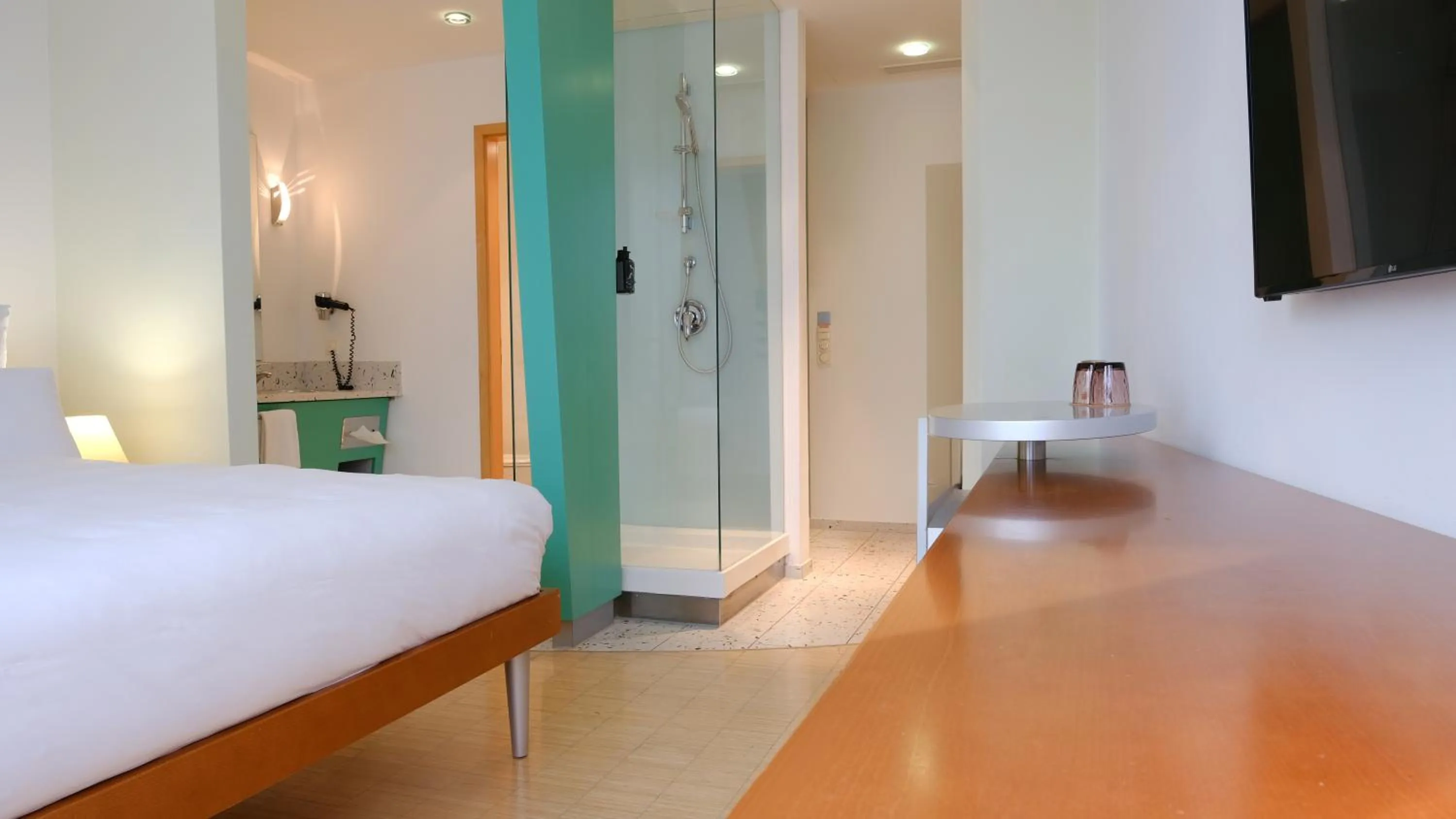 Shower, Bed in FOUR Munich Neue Messe