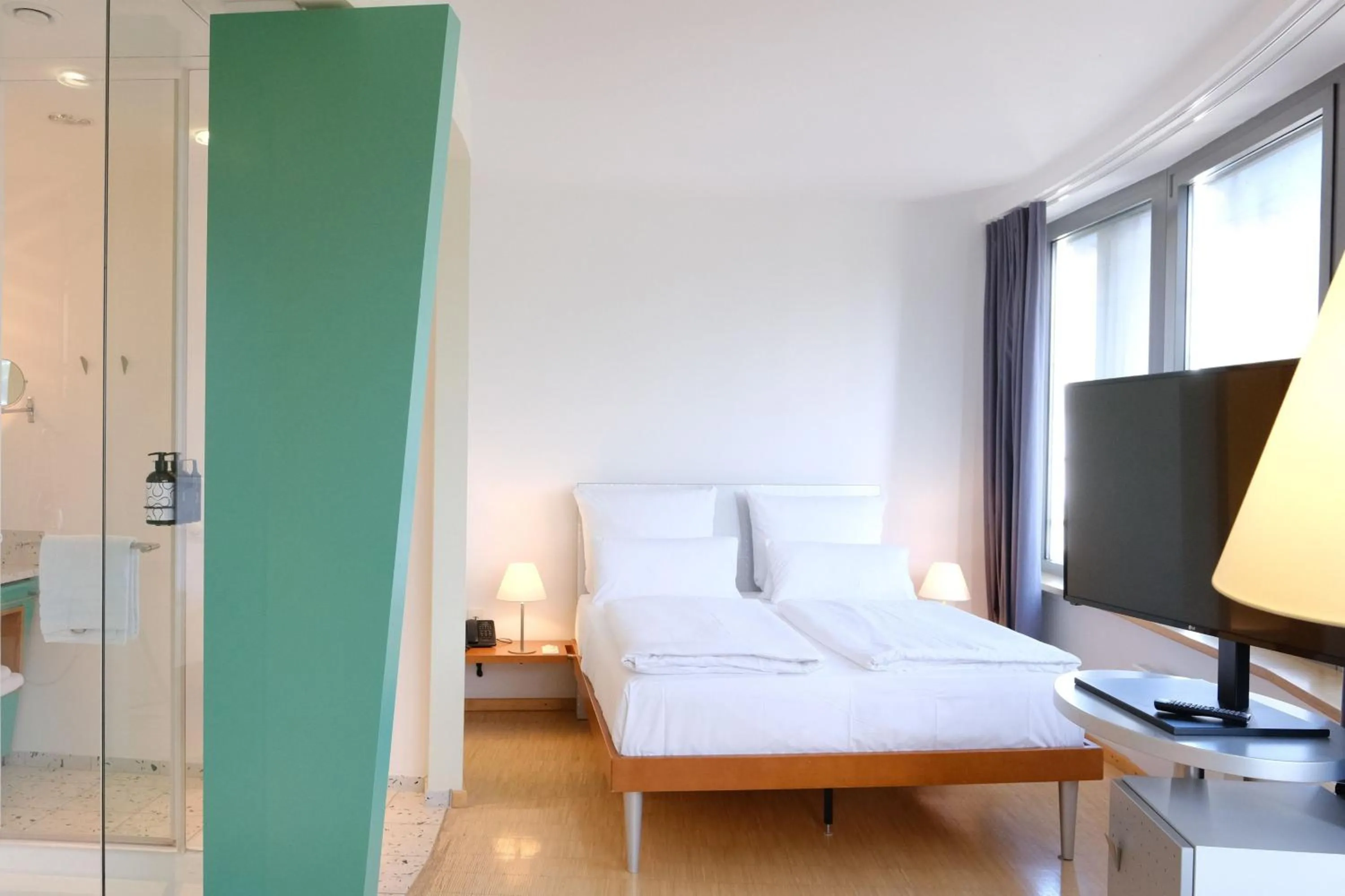 Photo of the whole room, Bed in FOUR Munich Neue Messe