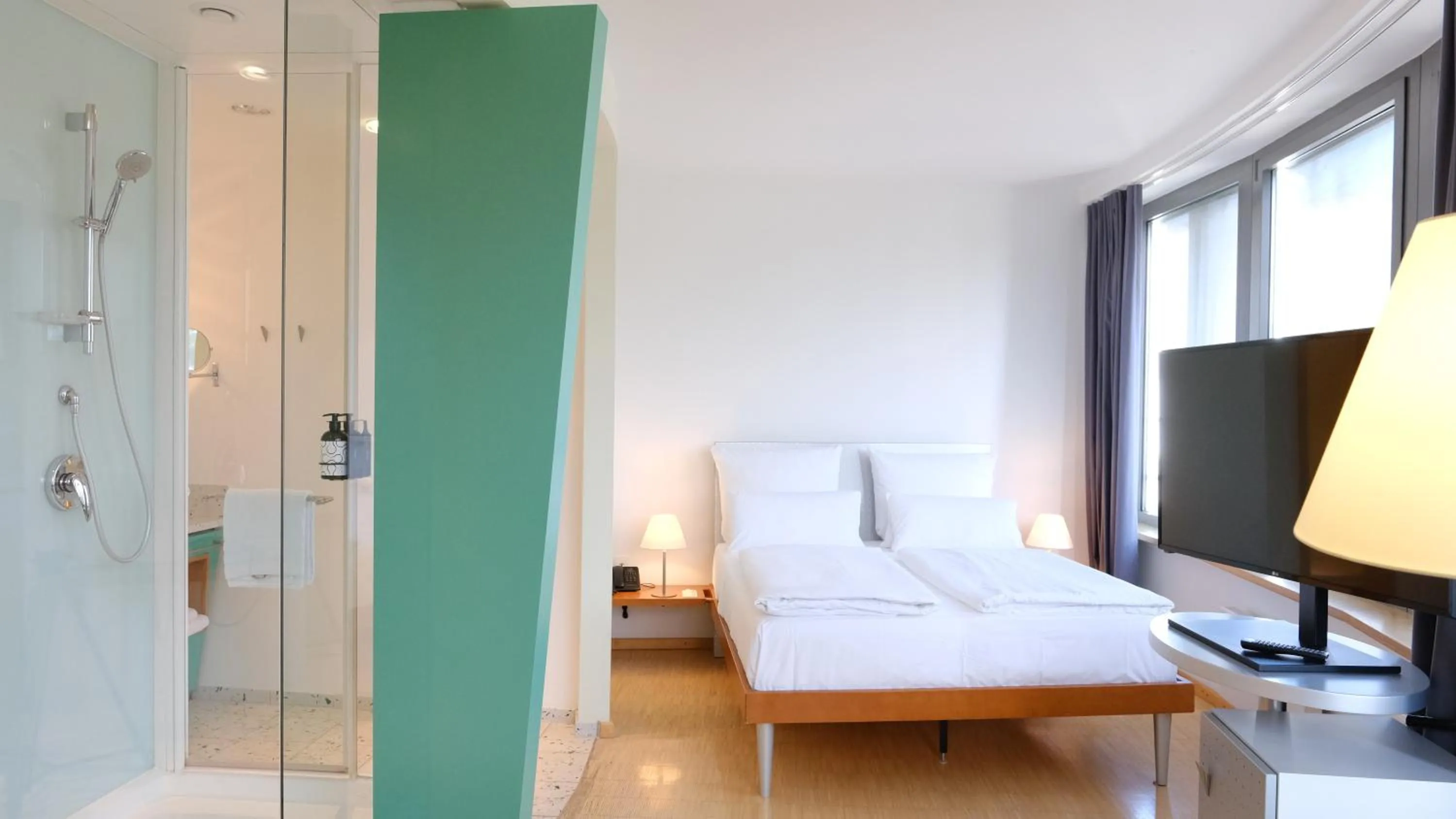 Shower, Bed in FOUR Munich Neue Messe