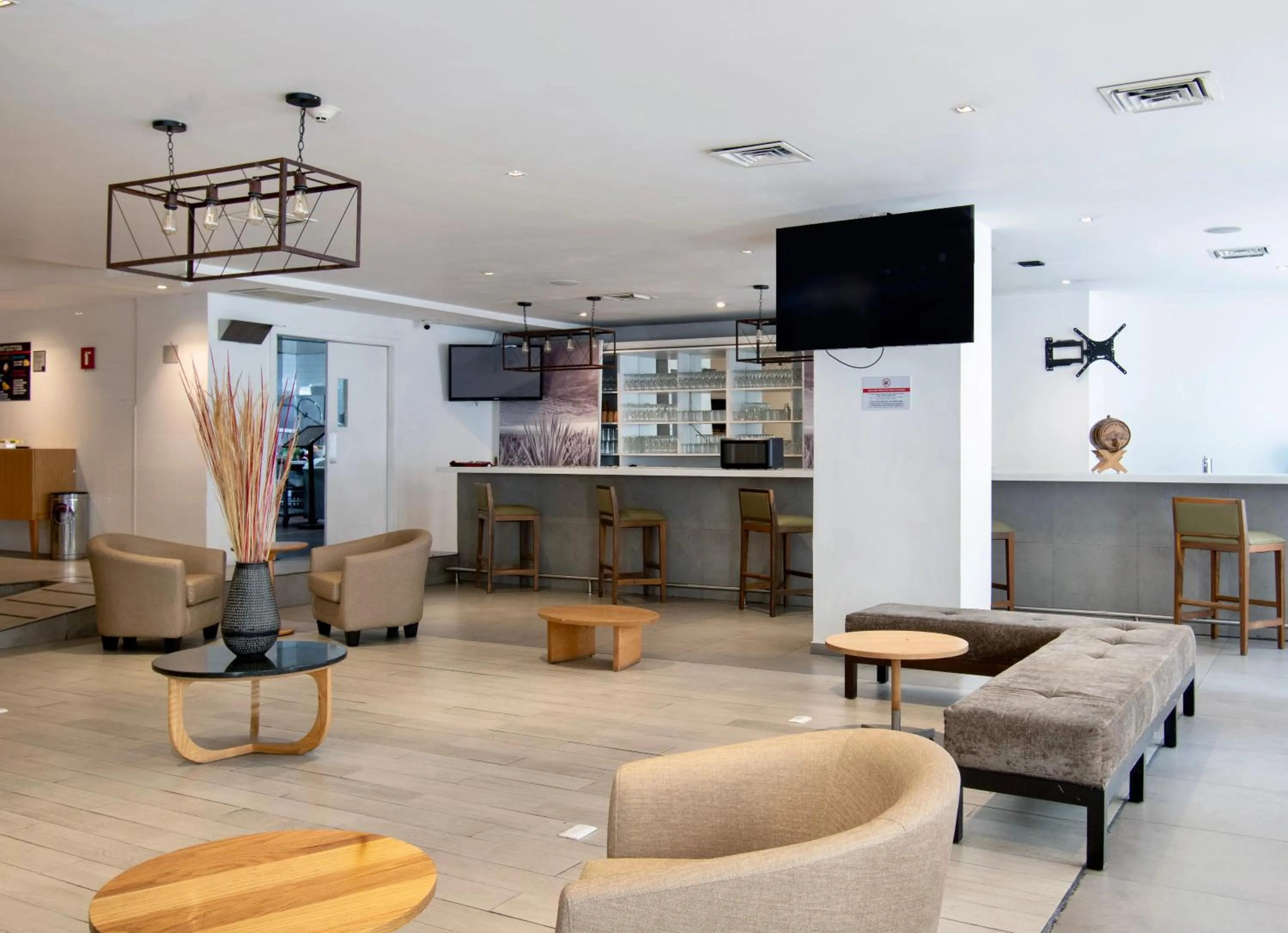 Lounge or bar in Hotel Plaza Génova Centro