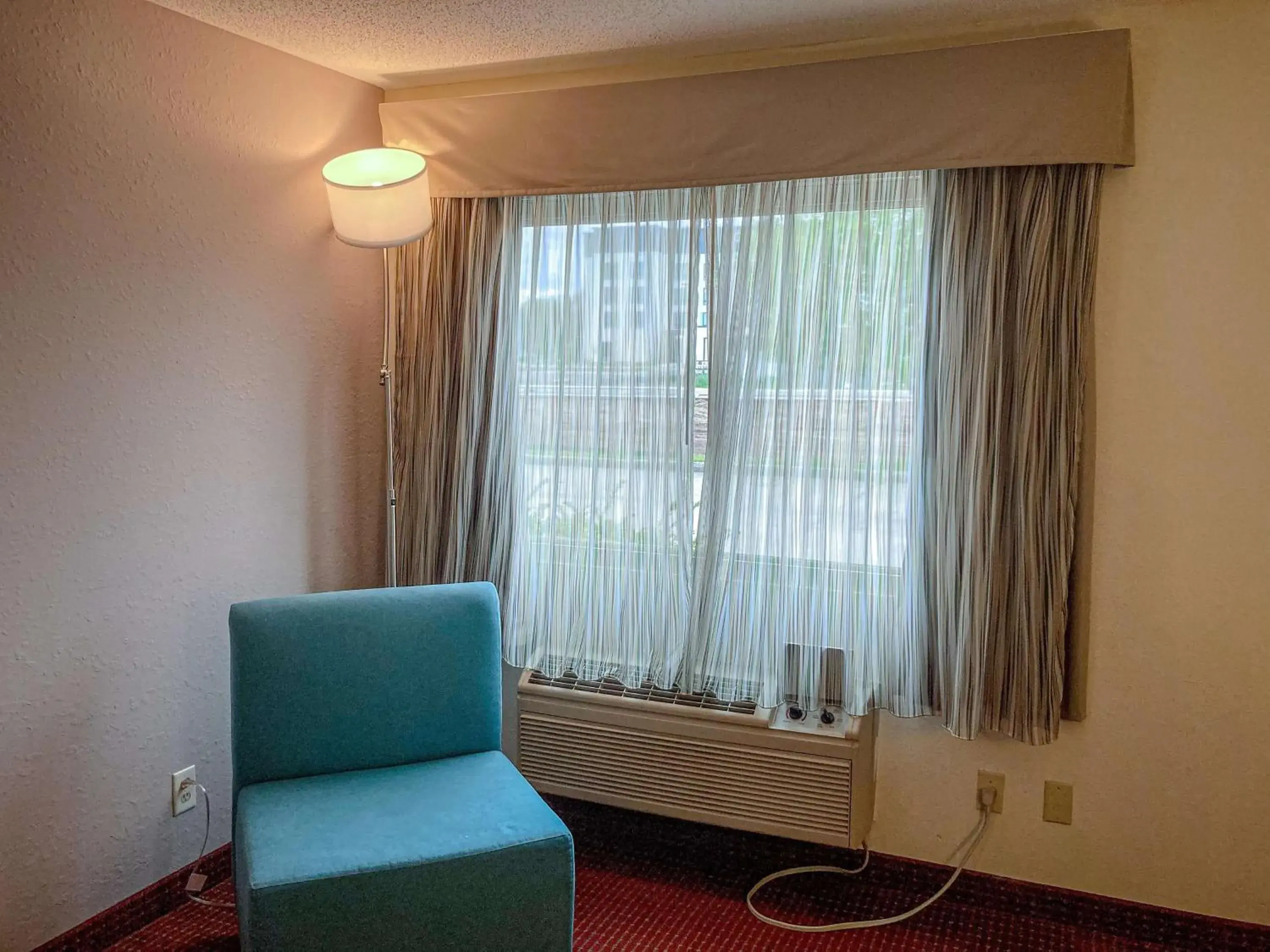 Photo of the whole room, Seating Area in Motel 6 Elkhart