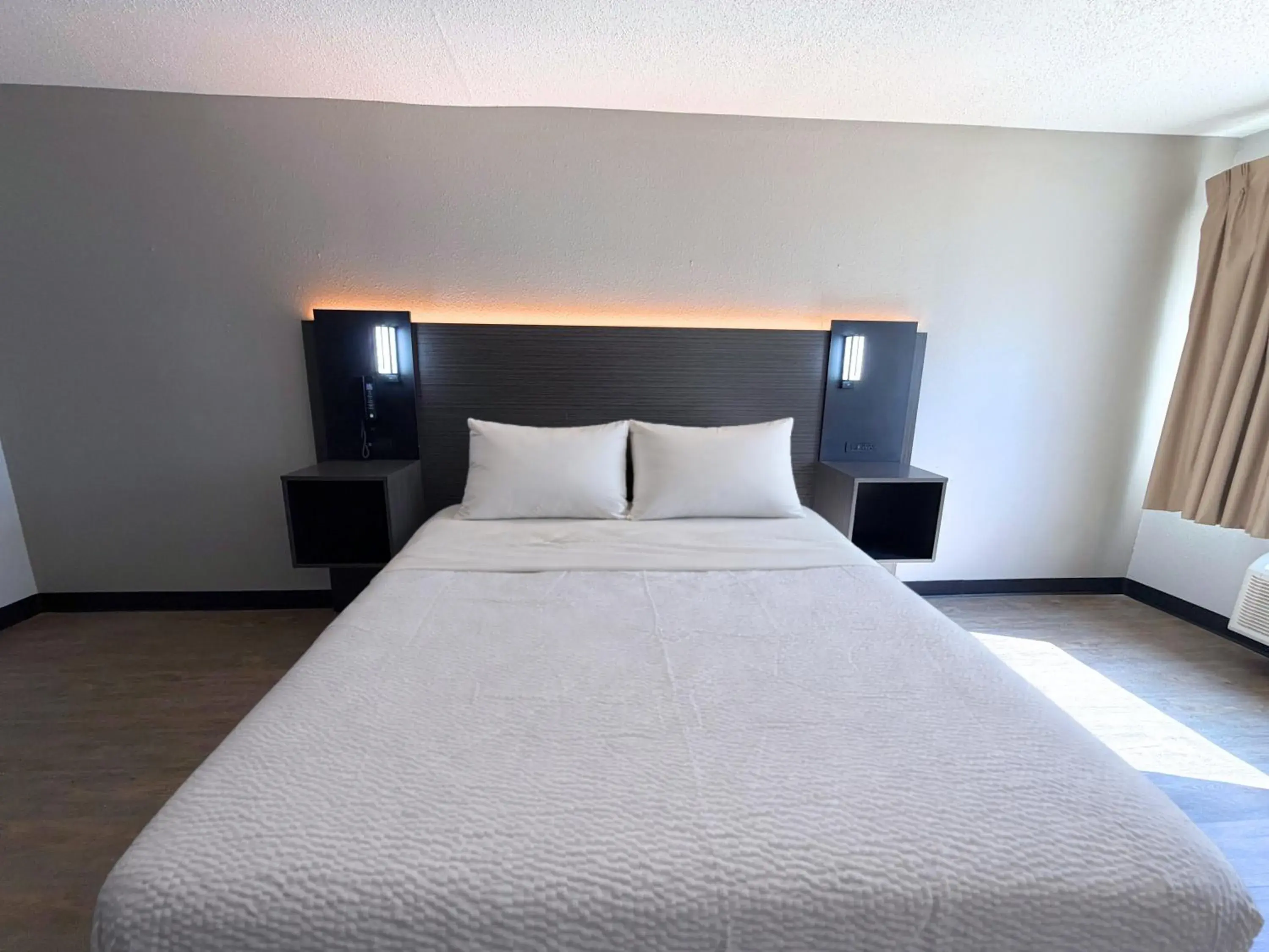 Bedroom, Bed in Motel 6 Elkhart, IN Bedroom, Bed in Motel 6 Elkhart, IN