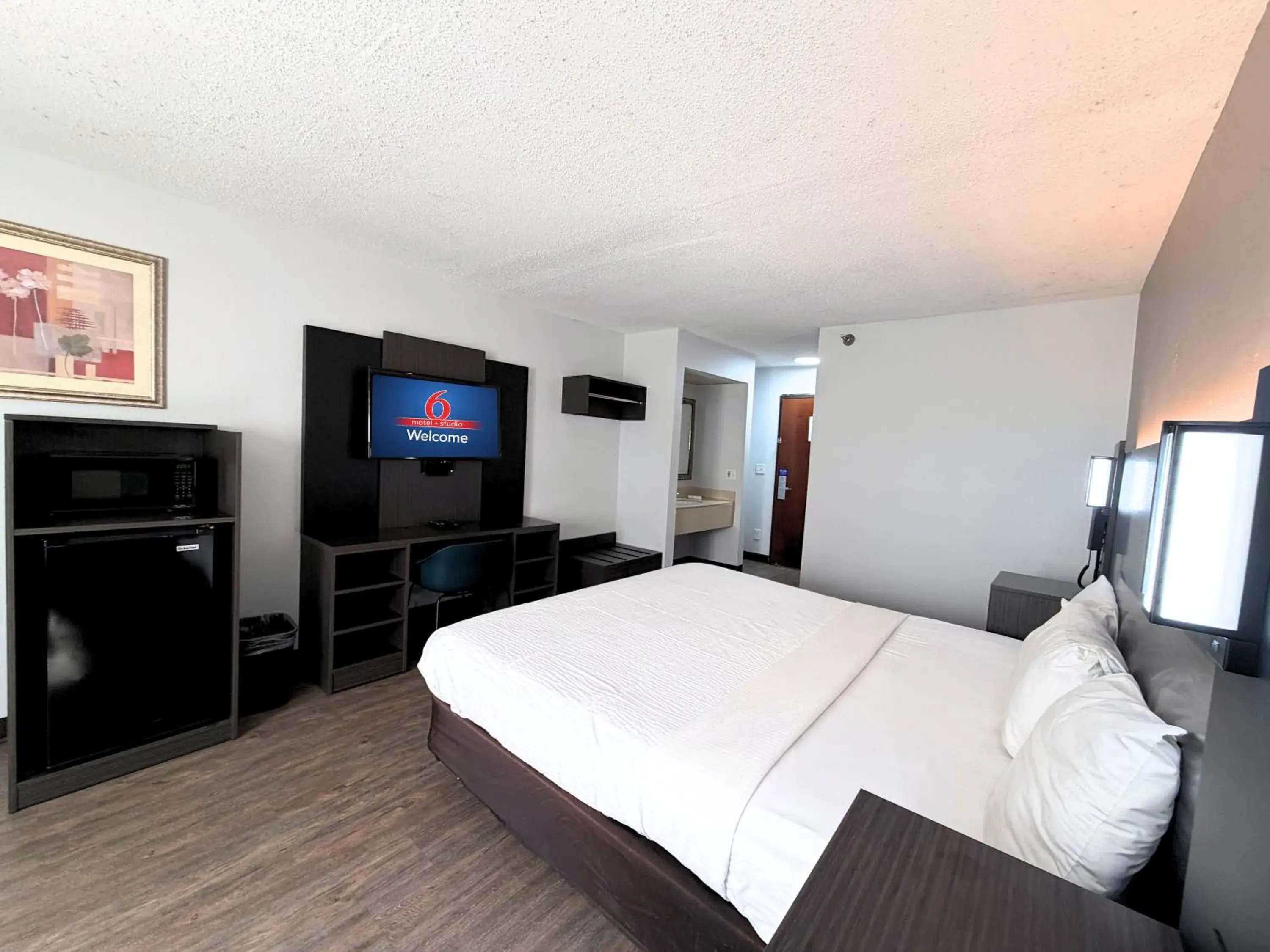 Bedroom, Bed in Motel 6 Elkhart, IN Bedroom, Bed in Motel 6 Elkhart, IN