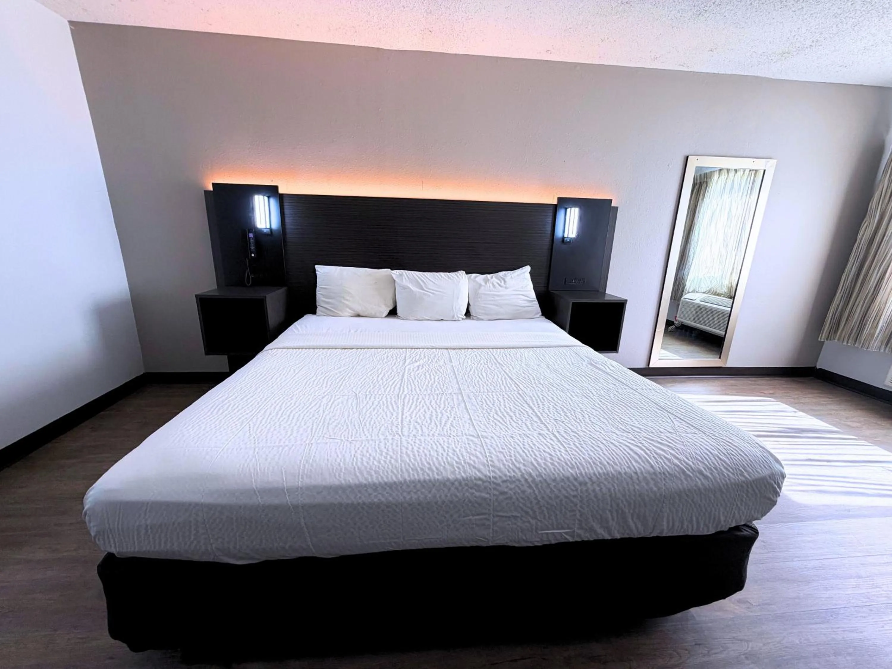 Bedroom, Bed in Motel 6 Elkhart, IN