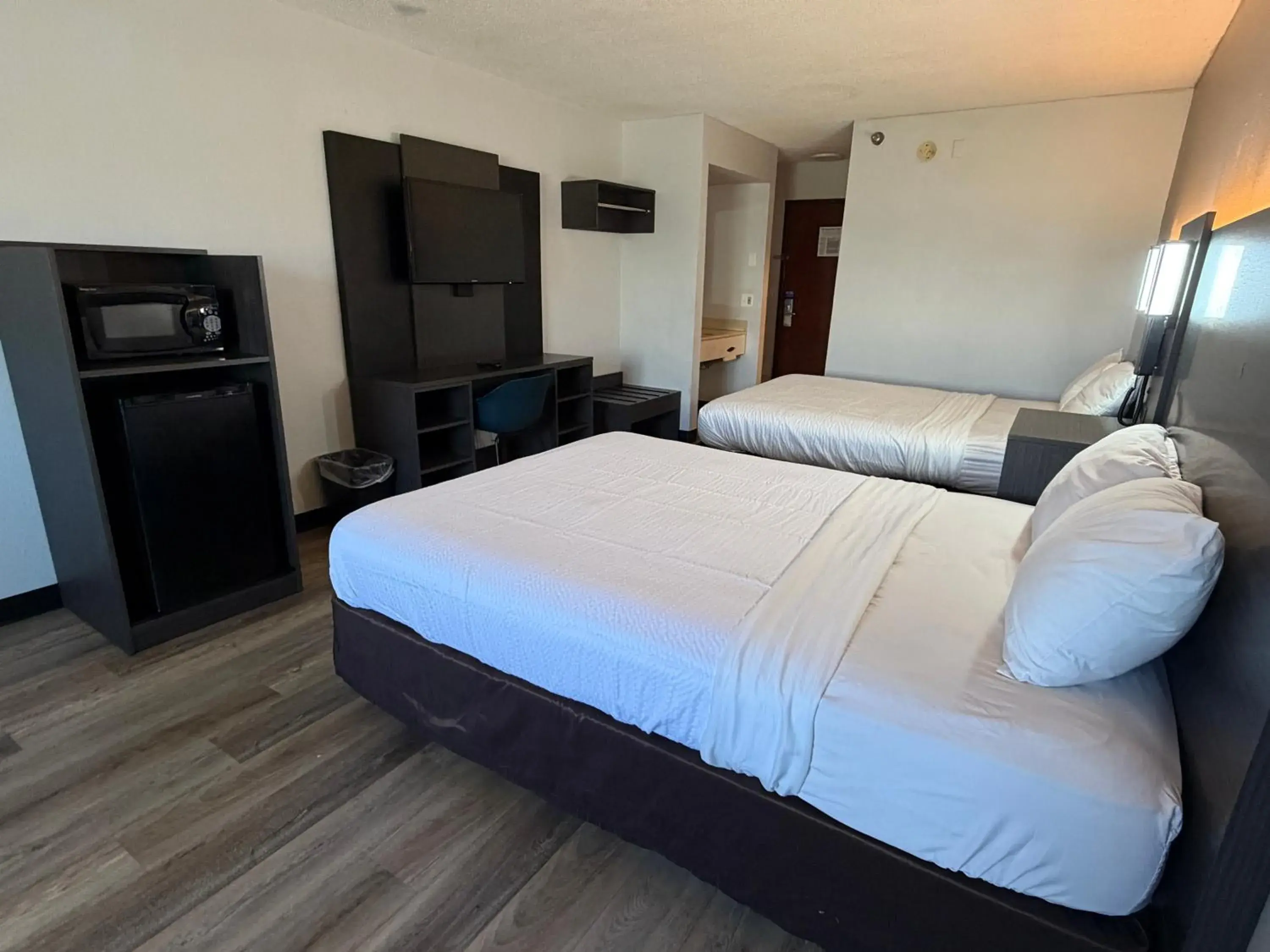 Bedroom, Bed in Motel 6 Elkhart, IN Bedroom, Bed in Motel 6 Elkhart, IN