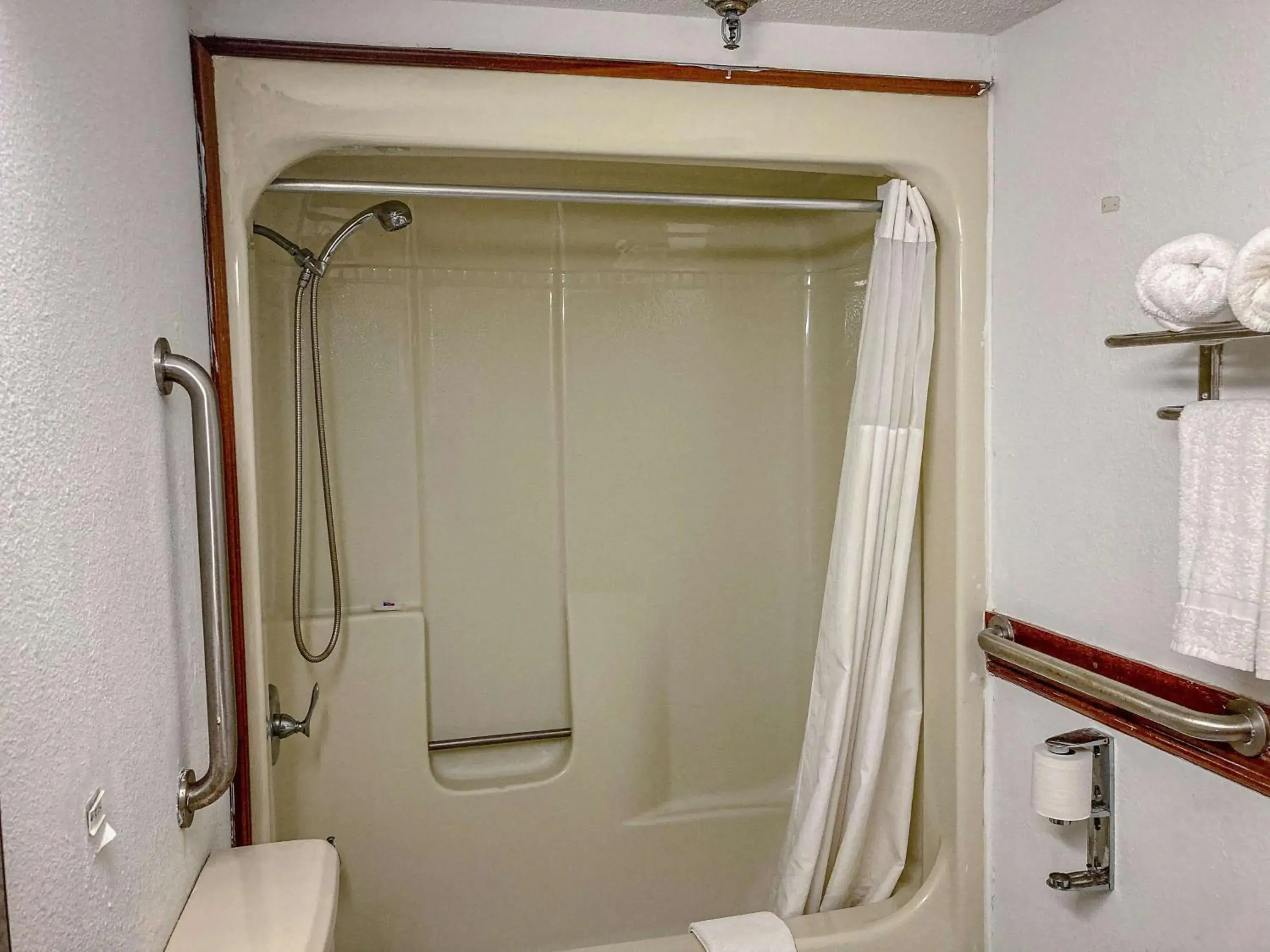 Bathroom in Motel 6 Elkhart