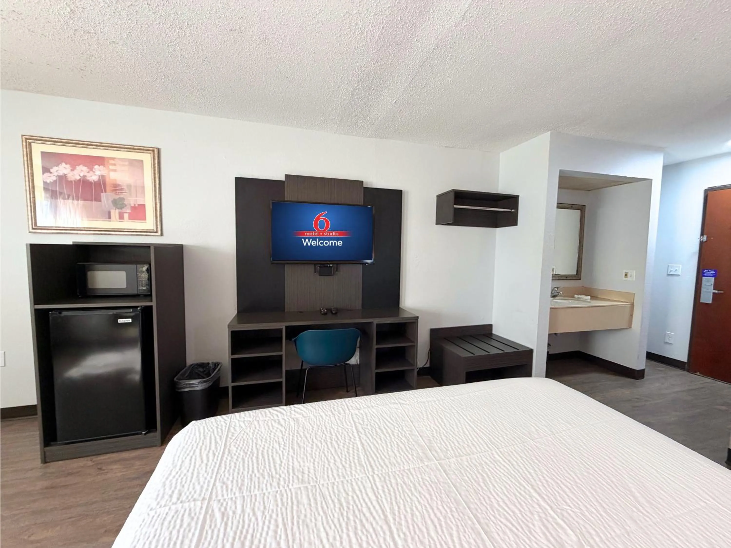 Bed in Motel 6 Elkhart, IN