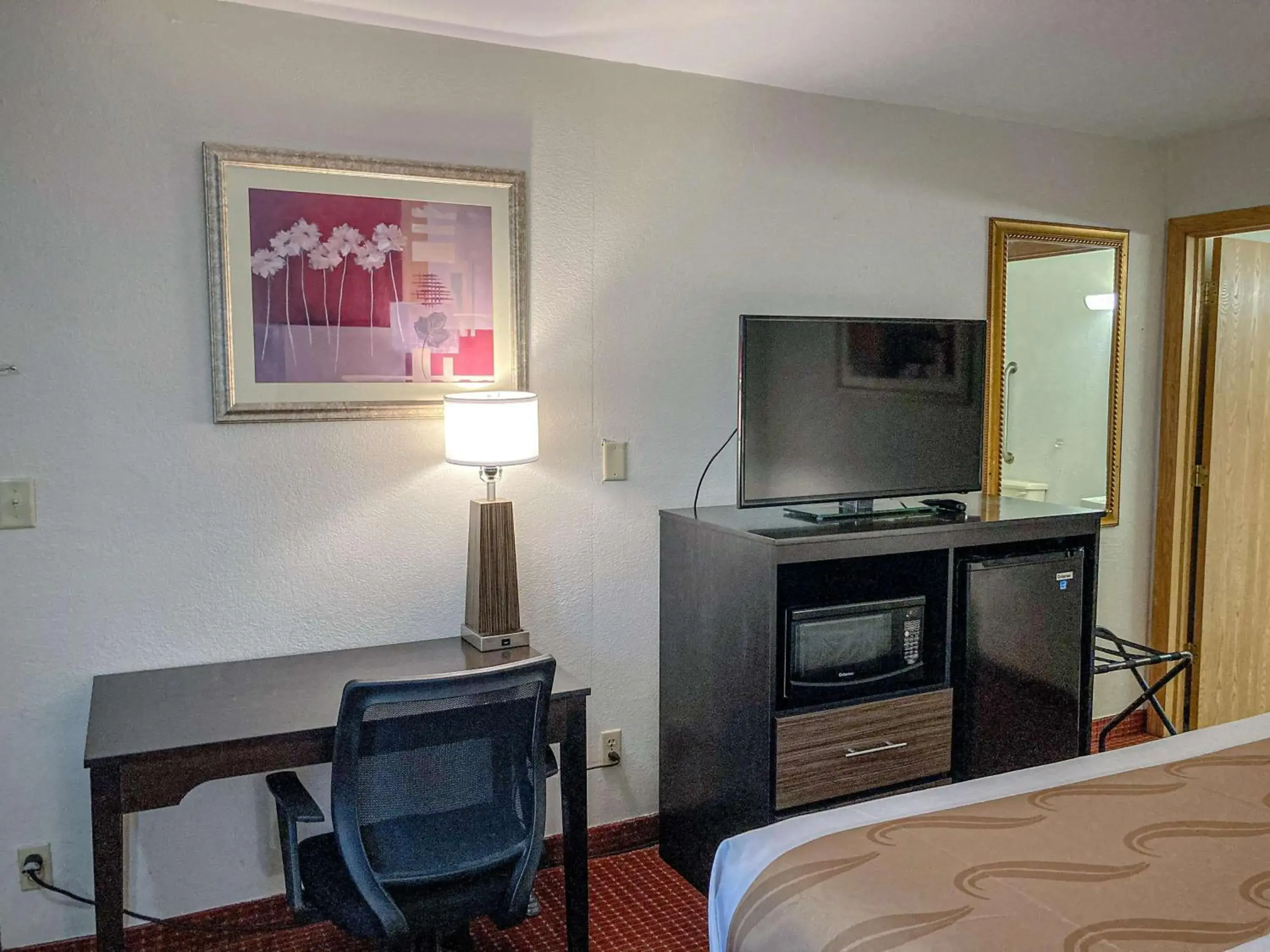 Photo of the whole room, Kitchen/Kitchenette in Motel 6 Elkhart