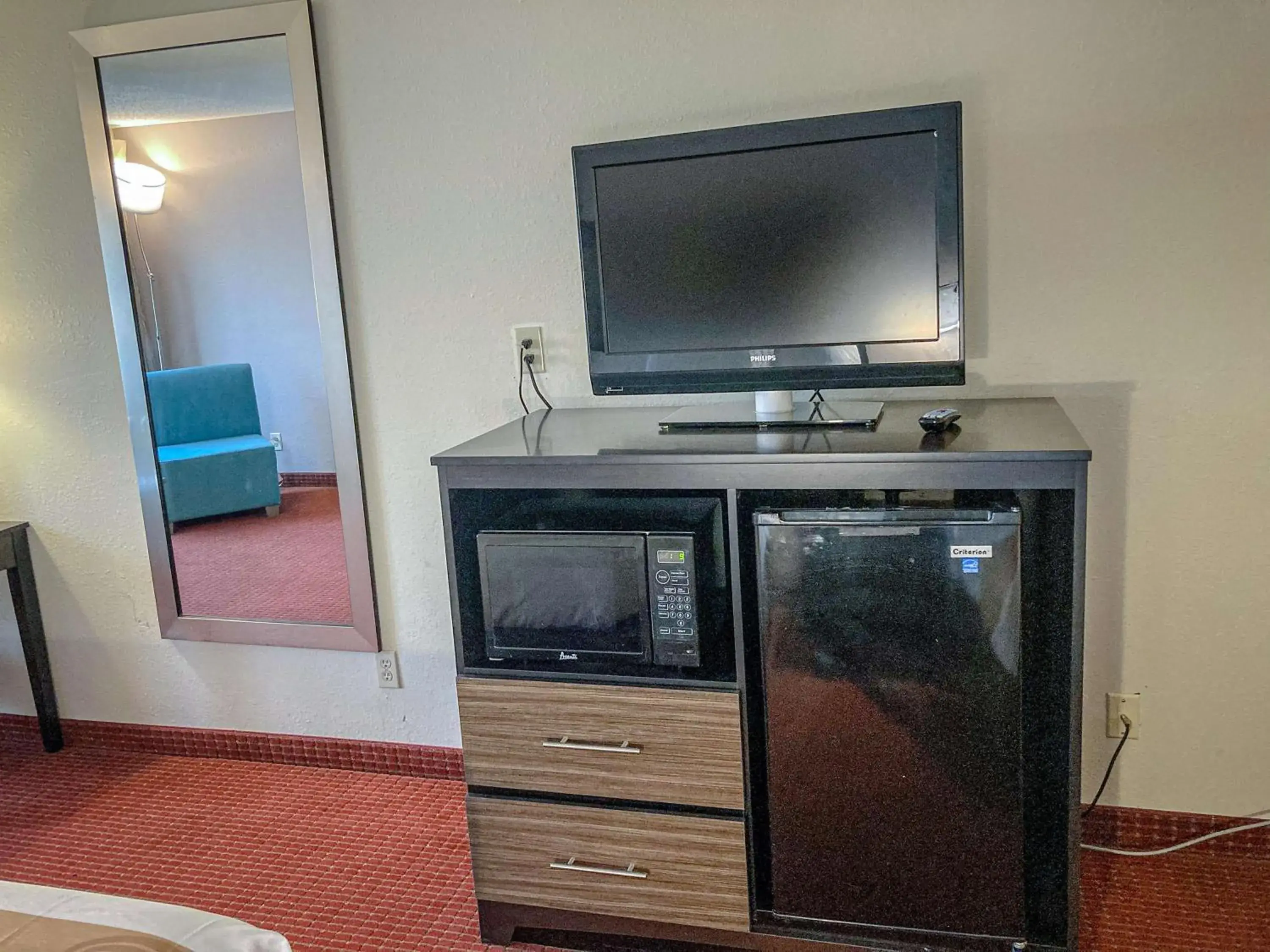 Photo of the whole room, TV/Entertainment Center in Motel 6 Elkhart