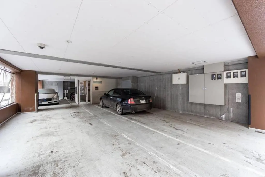 Parking in THE EAST AVENUE