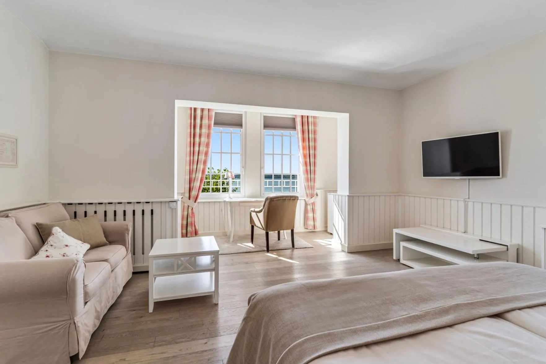 Photo of the whole room, Bed in Strandhotel Glücksburg