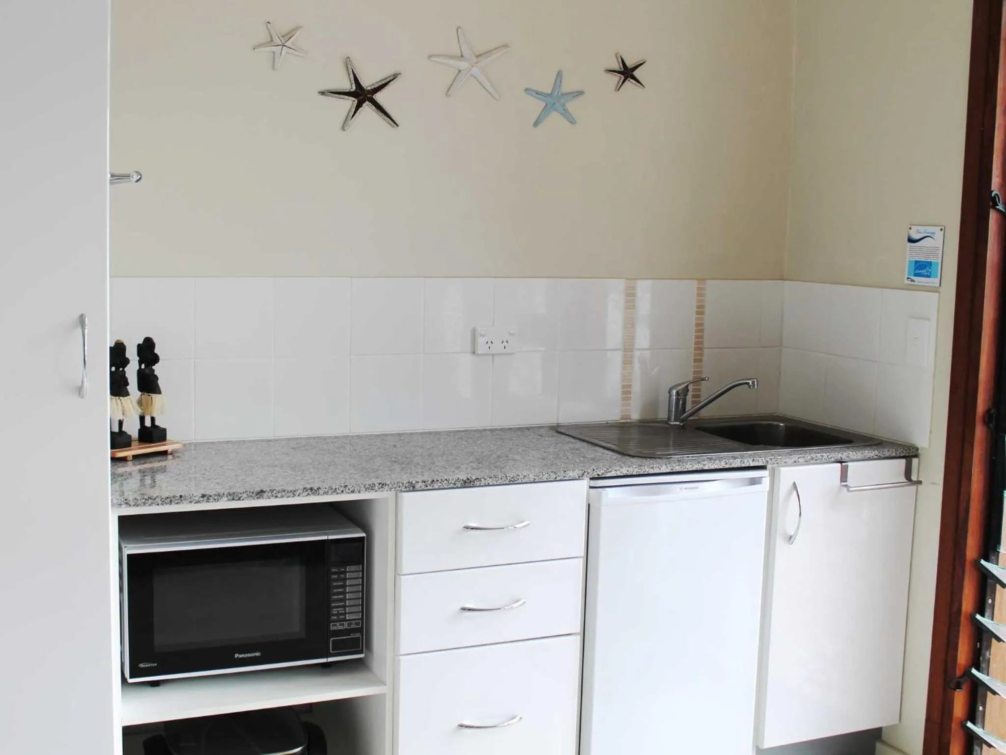 Kitchen or kitchenette in Vanuatu Beachfront Apartments