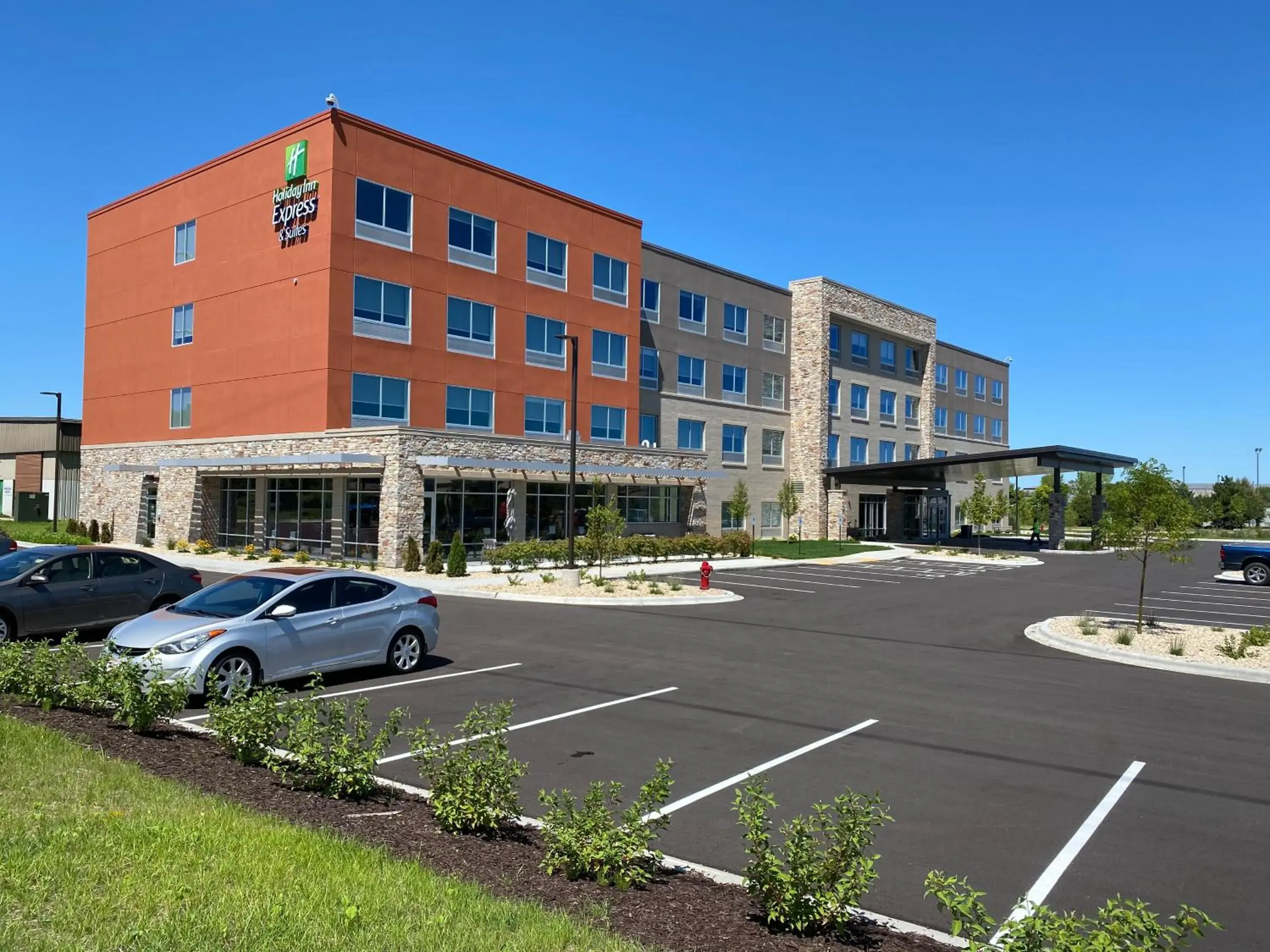 Property building in Holiday Inn Express & Suites - Madison West - Middleton by IHG Property building in Holiday Inn Express & Suites - Madison West - Middleton by IHG