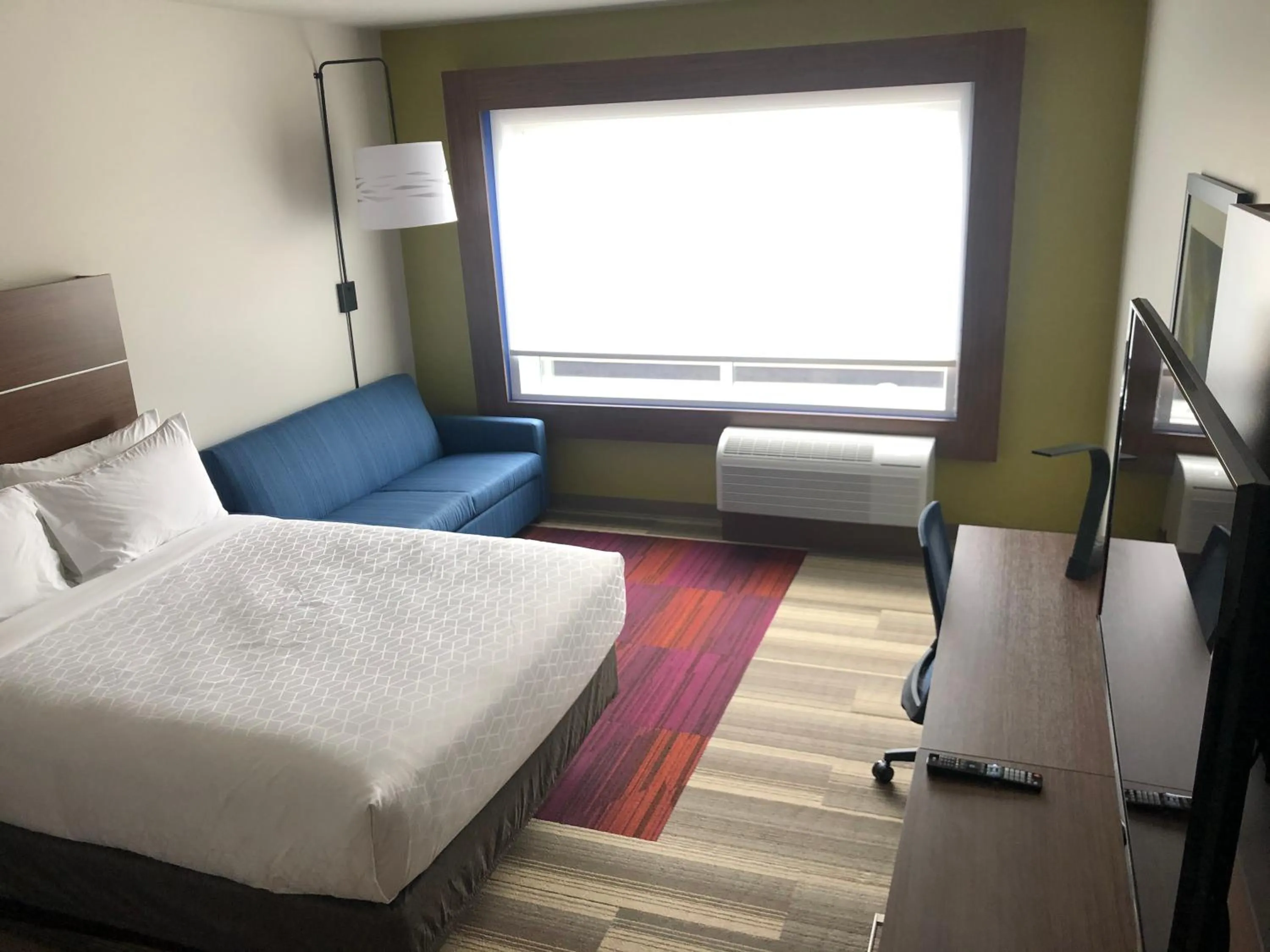 Living room, Bed in Holiday Inn Express & Suites - Madison West - Middleton by IHG