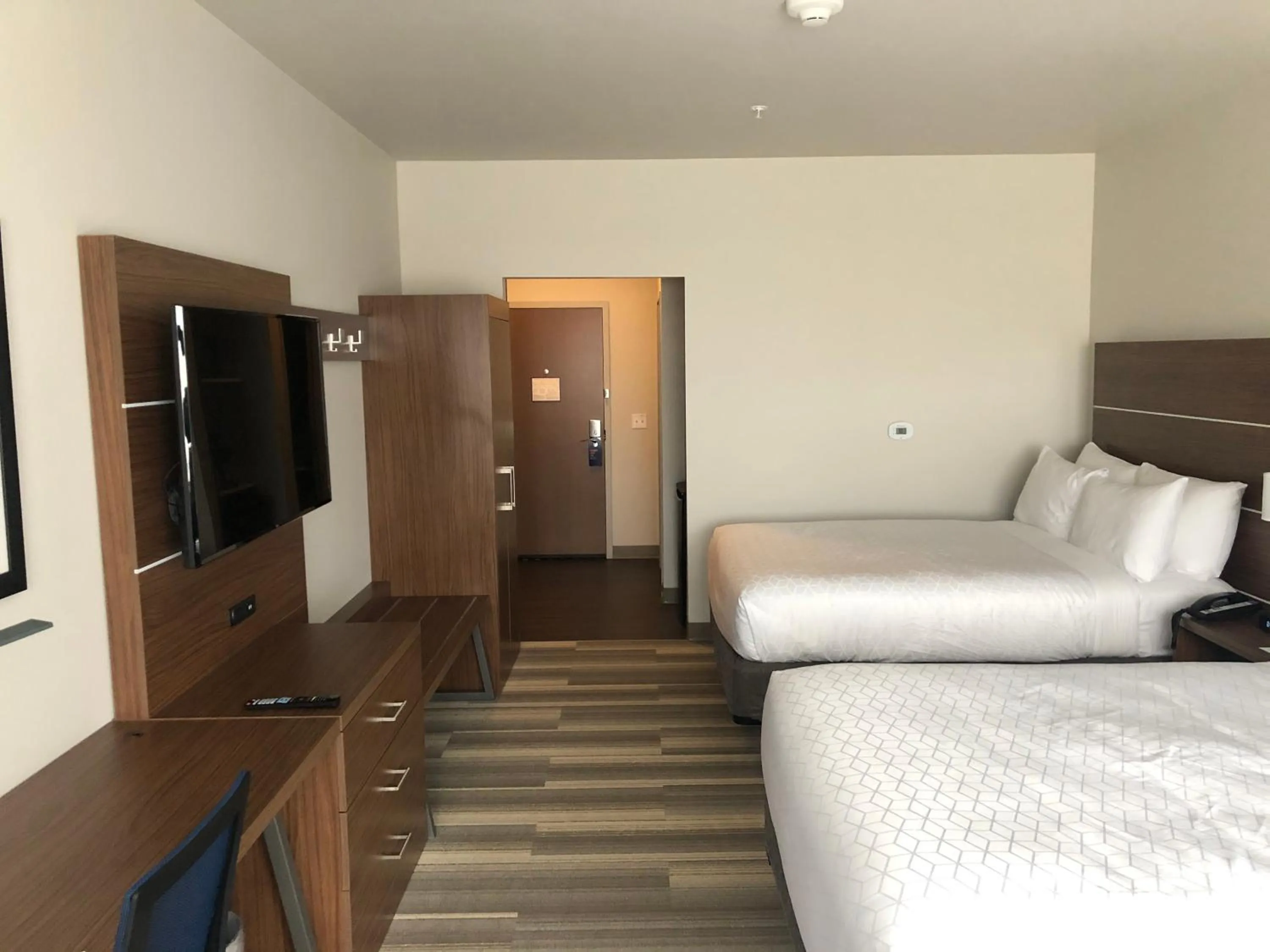 Communal lounge/ TV room, Bed in Holiday Inn Express & Suites - Madison West - Middleton by IHG