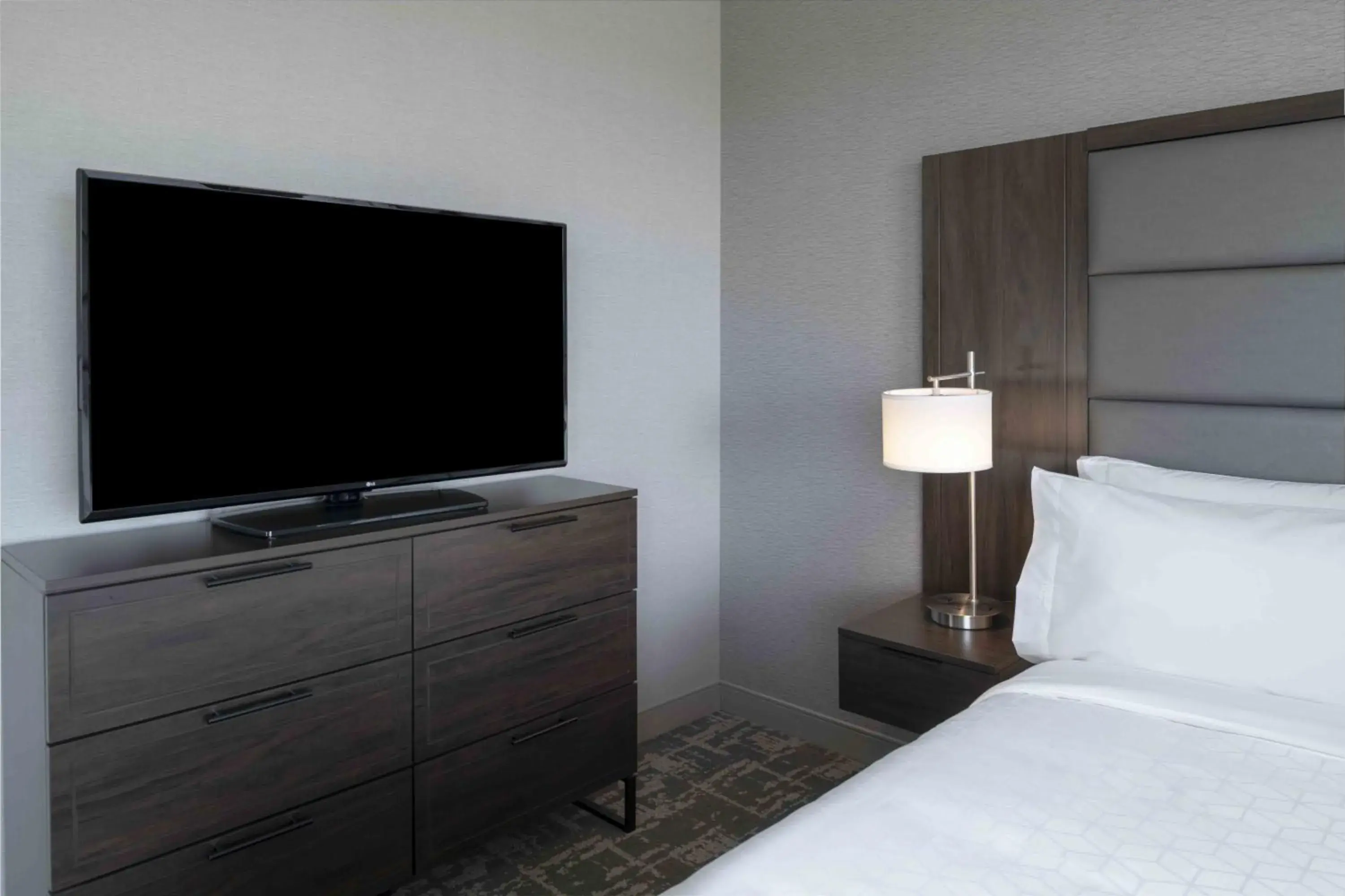 TV and multimedia, Bed in Staybridge Suites - Boston Logan Airport - Revere by IHG TV and multimedia, Bed in Staybridge Suites - Boston Logan Airport - Revere by IHG
