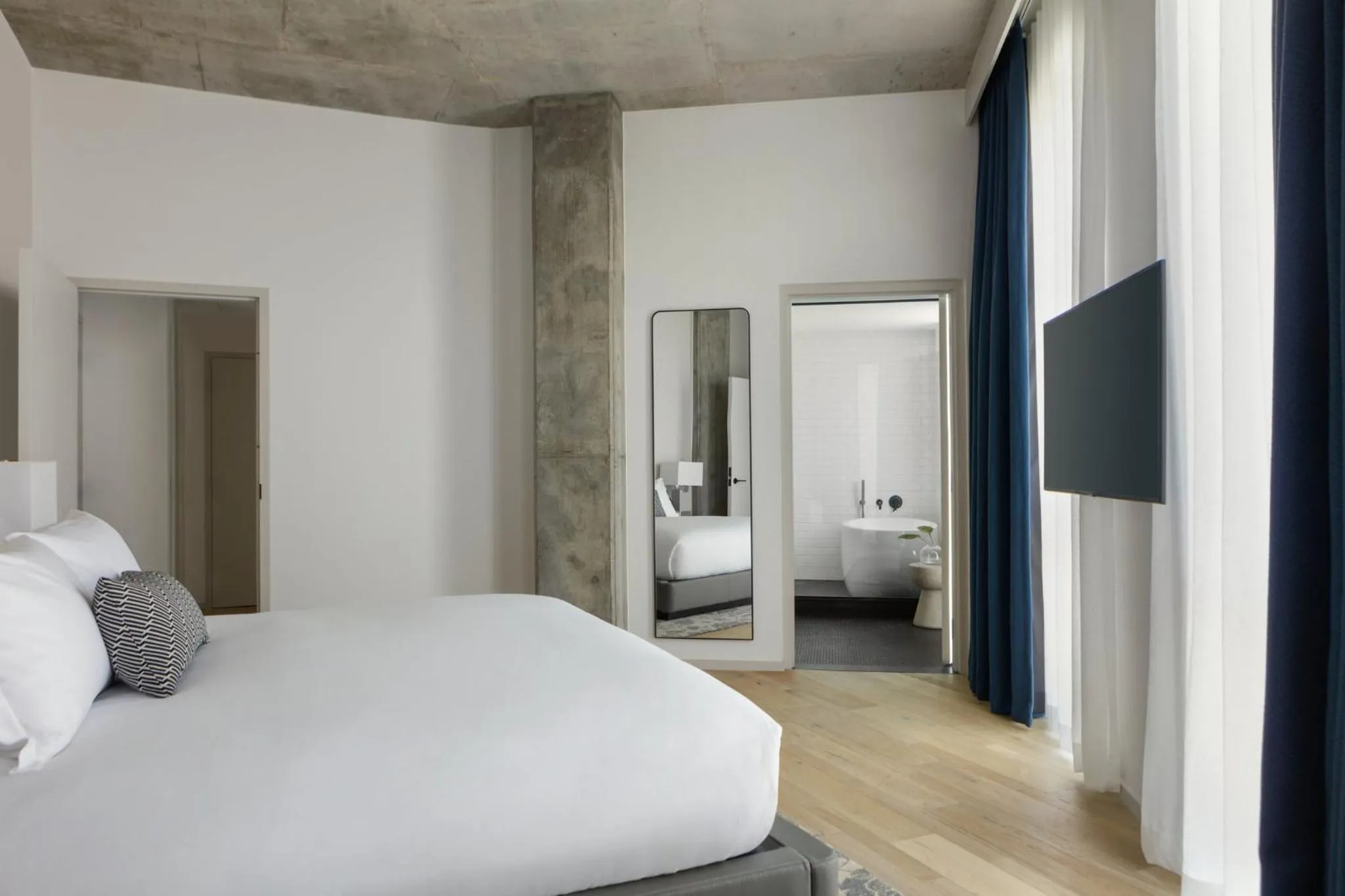 Photo of the whole room, Bed in Kimpton - Pittman Hotel by IHG