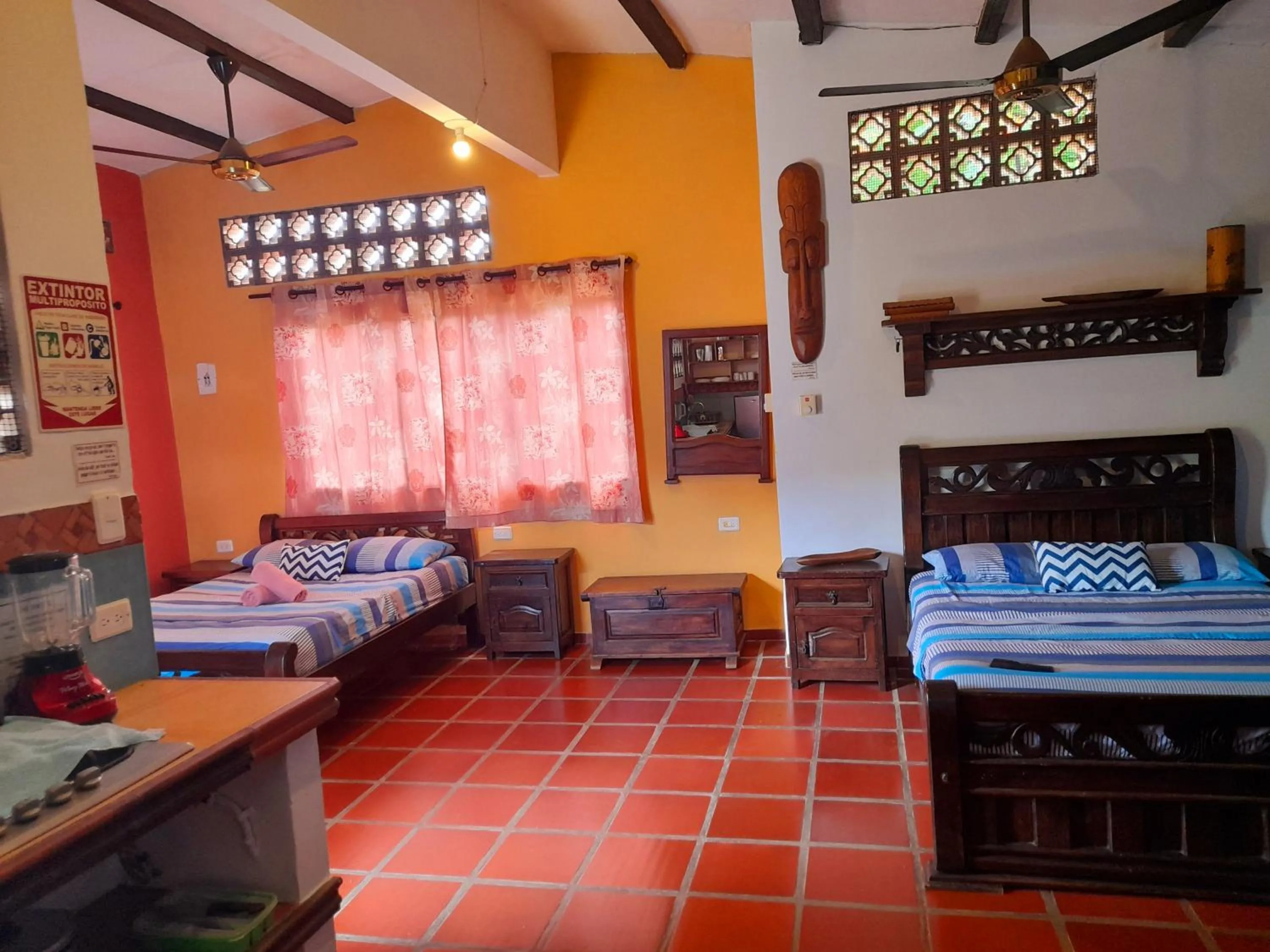 Property building, Bed in Hostal La Casa de Felipe