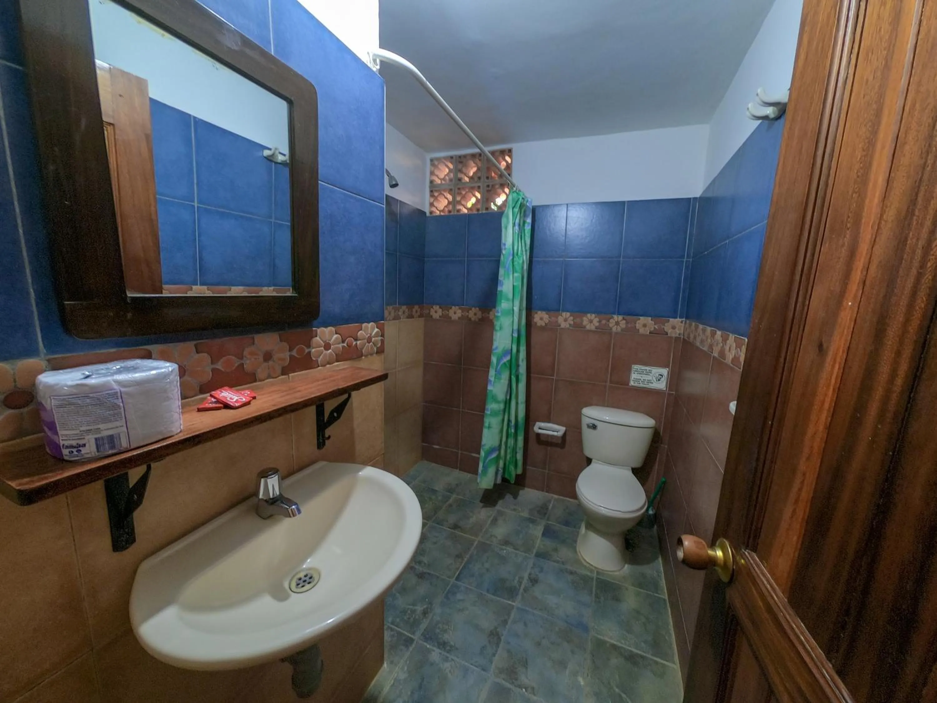 Shower in Hostal La Casa de Felipe