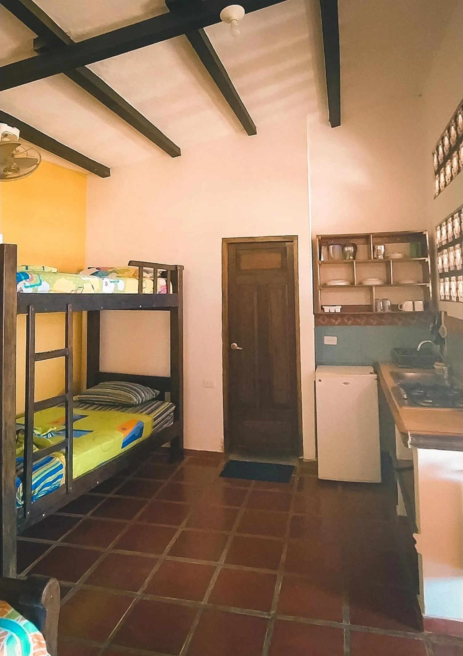 Kitchen or kitchenette, Bed in Hostal La Casa de Felipe