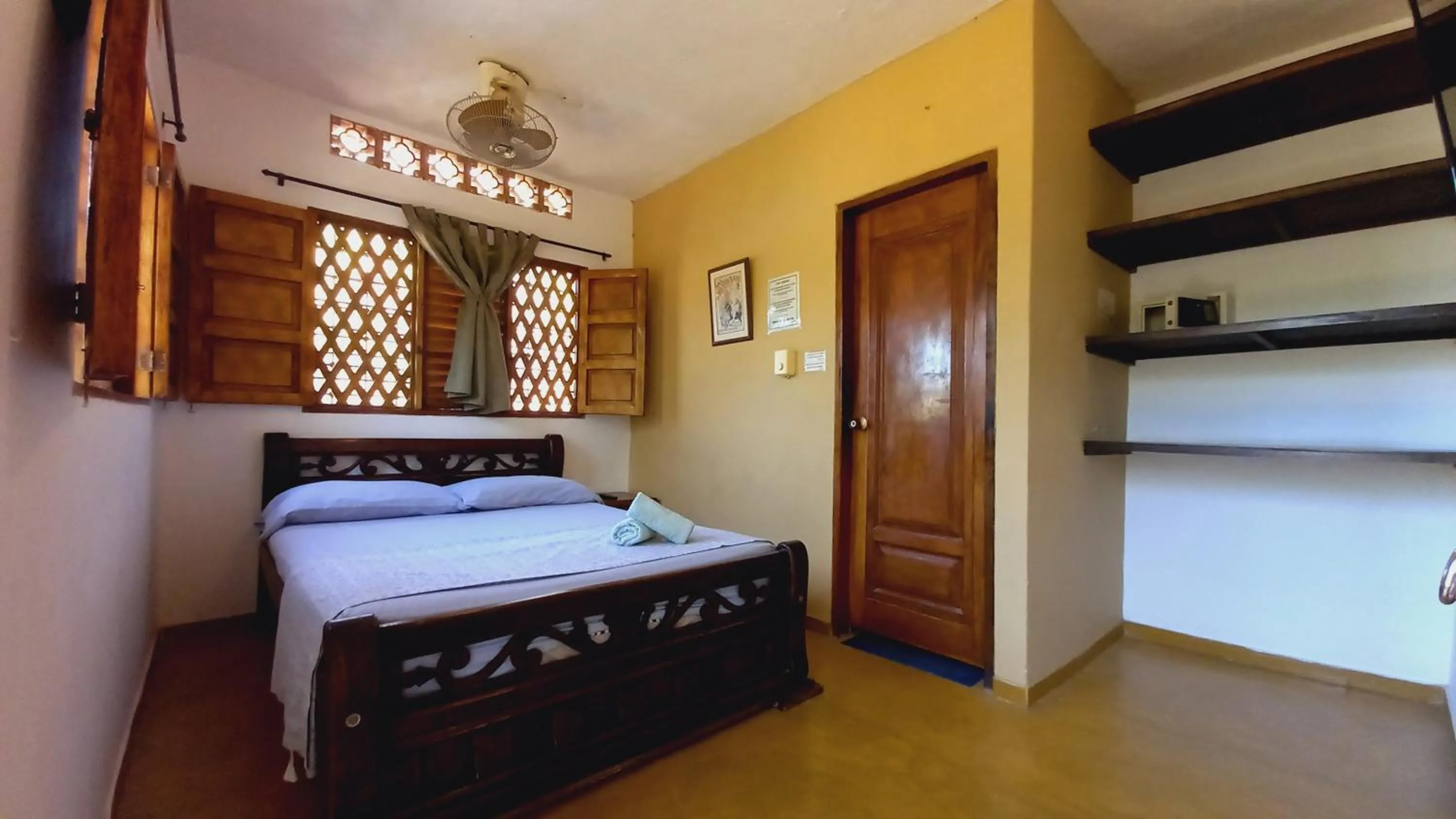 Property building, Bed in Hostal La Casa de Felipe
