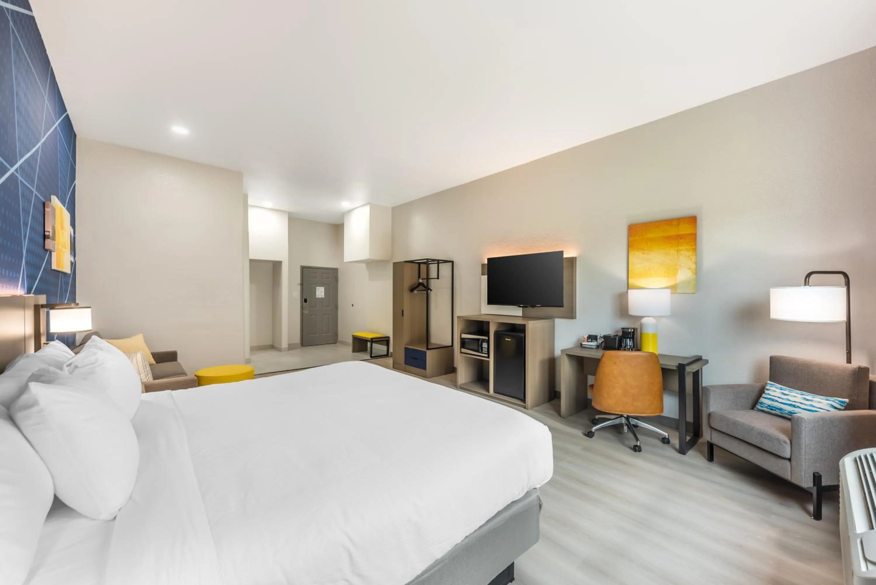 Communal lounge/ TV room, Bed in Comfort Inn & Suites Belton Temple South I-35