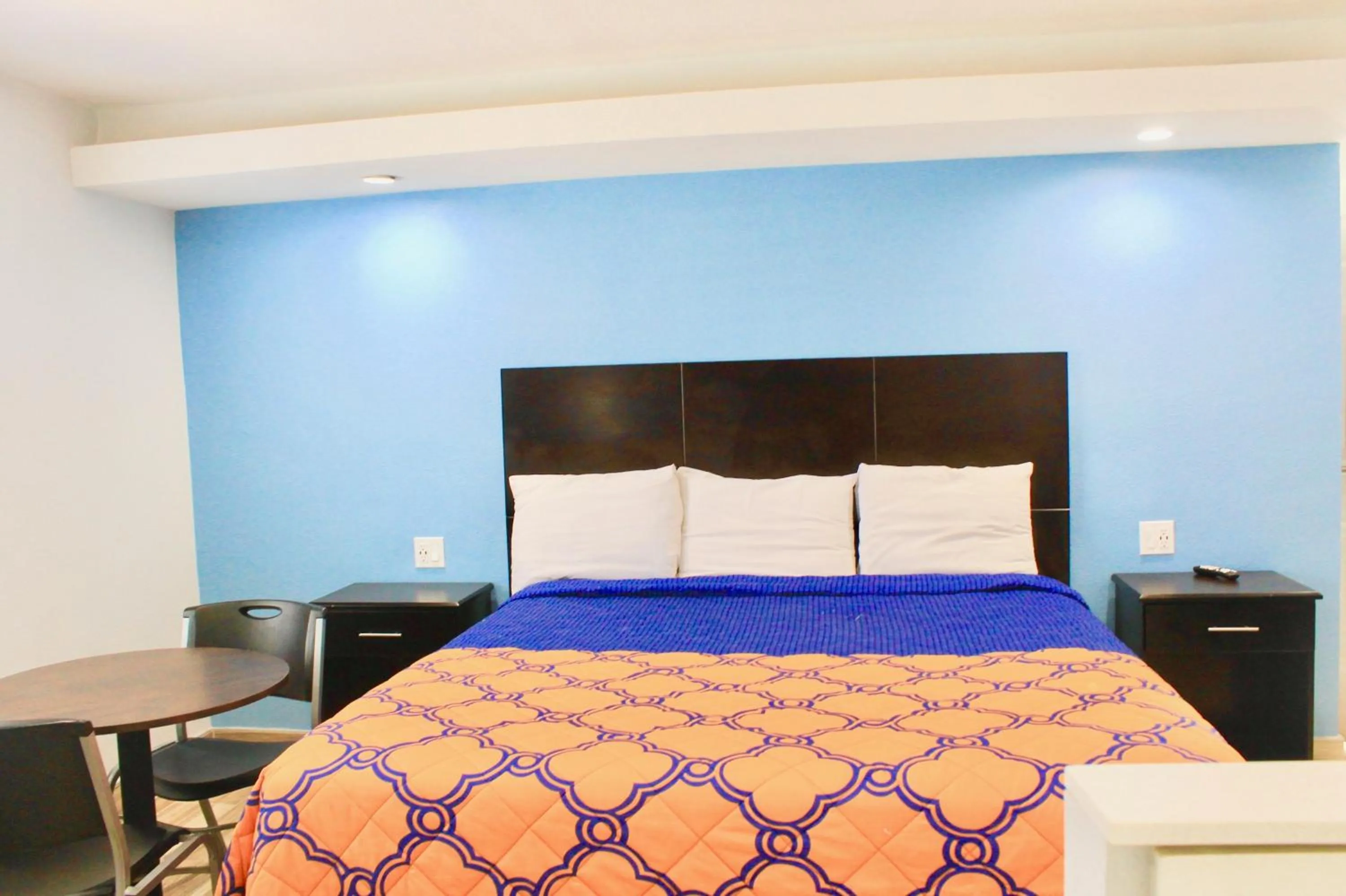 TV and multimedia, Bed in Arlington Motel