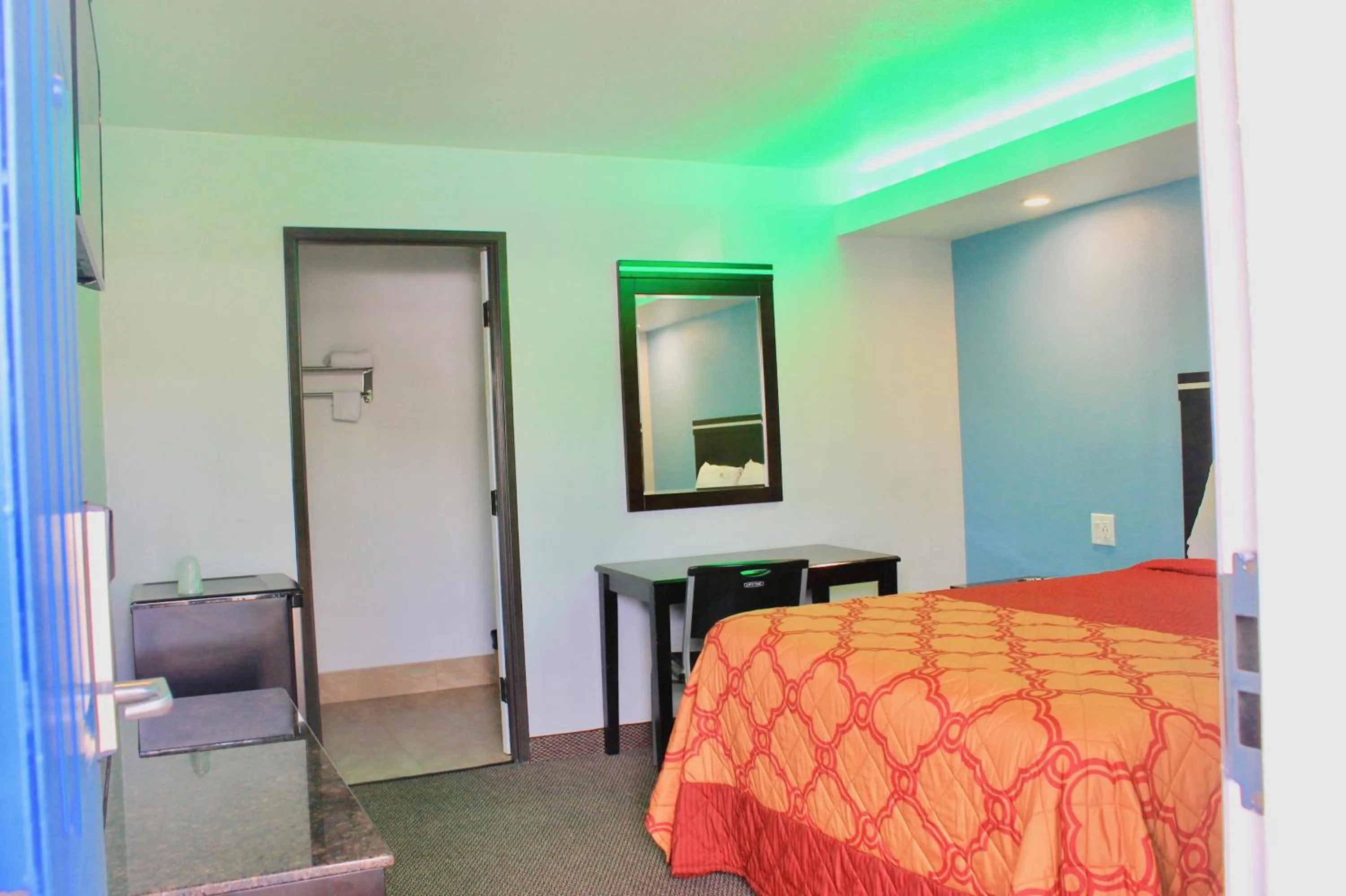 Bathroom, Bed in Arlington Motel