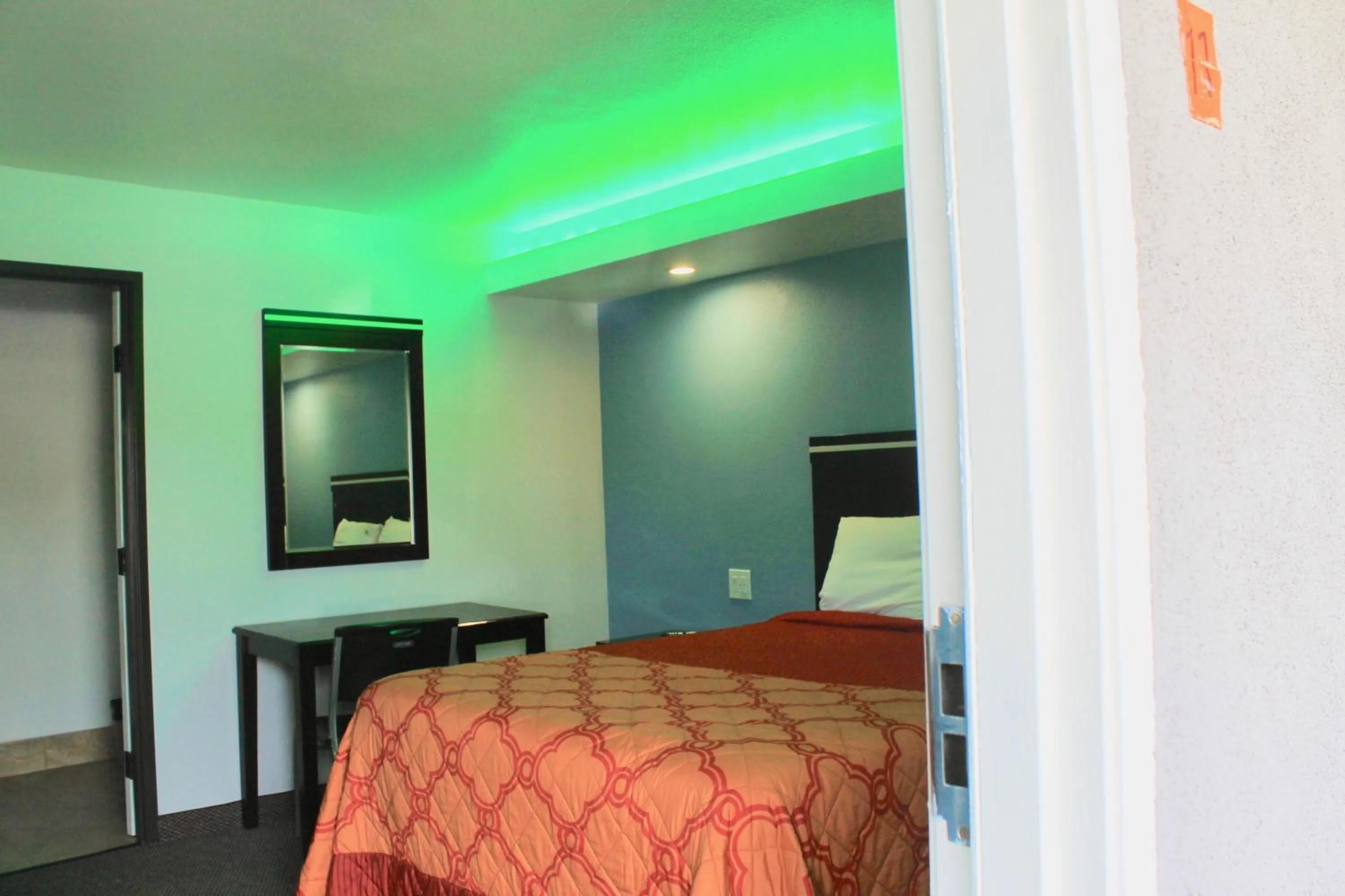 Bathroom, Bed in Arlington Motel