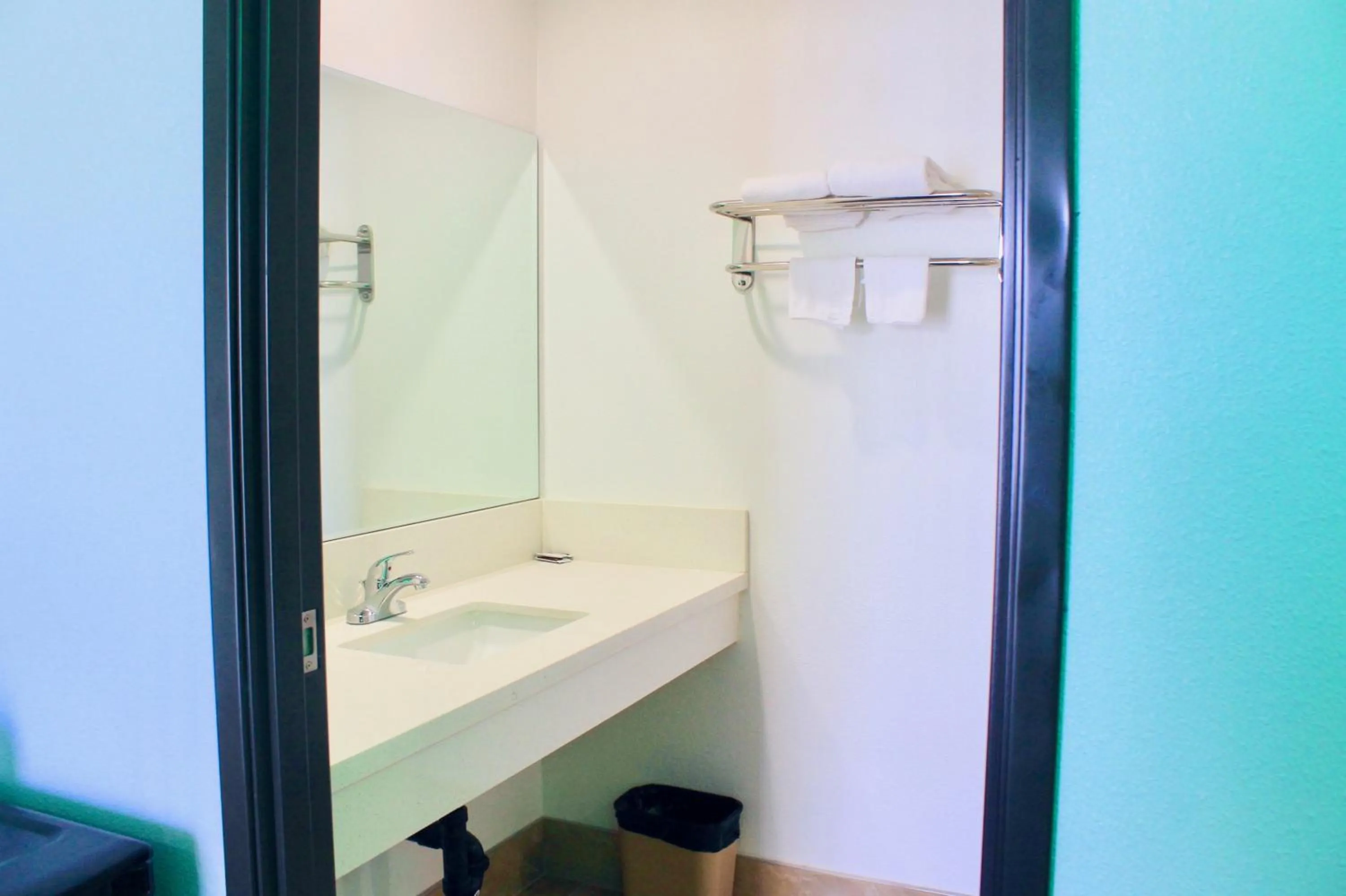 Shower in Arlington Motel