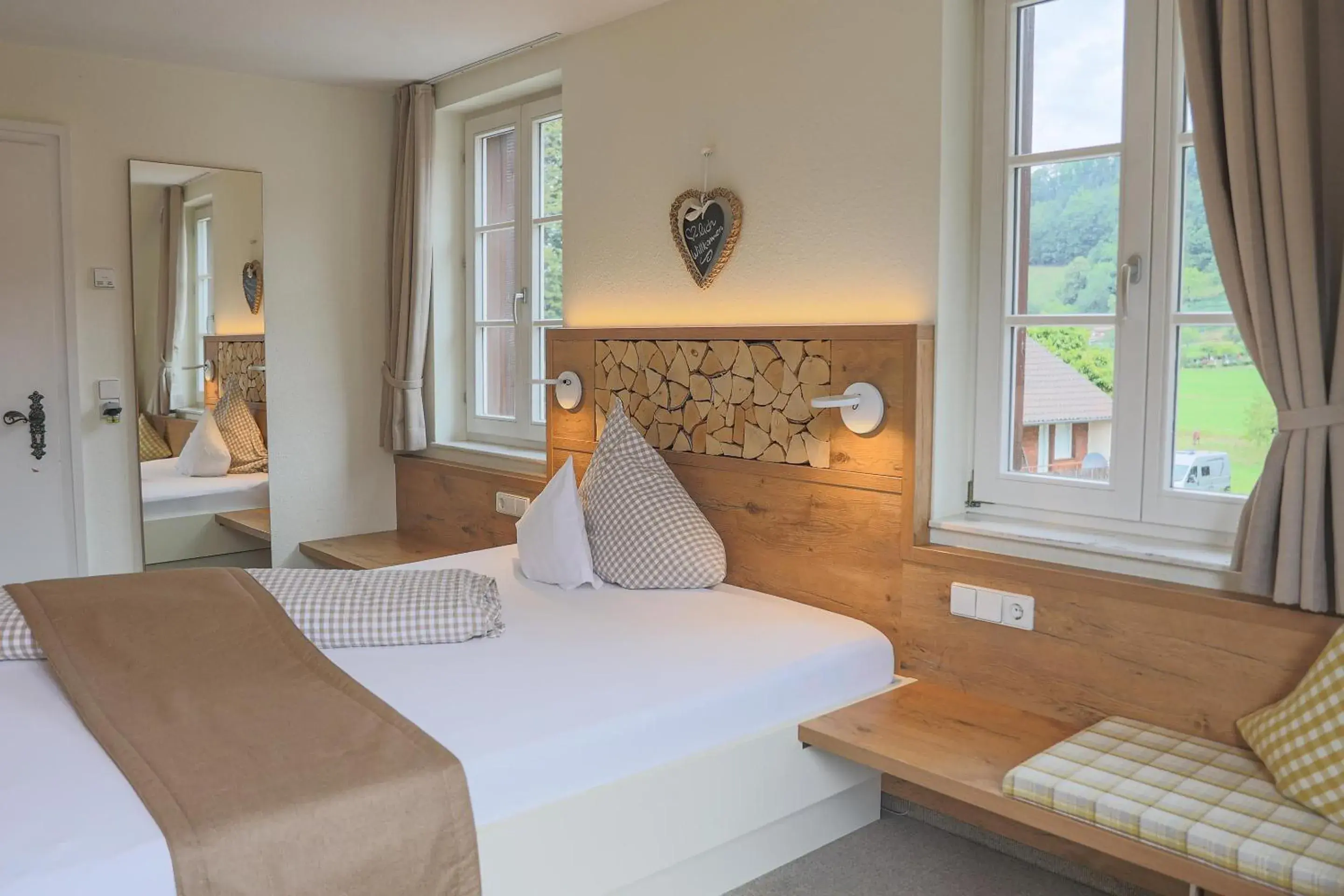 Comfort Queen Room - single occupancy in Hotel-Gasthaus Goldener Engel Comfort Queen Room - single occupancy in Hotel-Gasthaus Goldener Engel