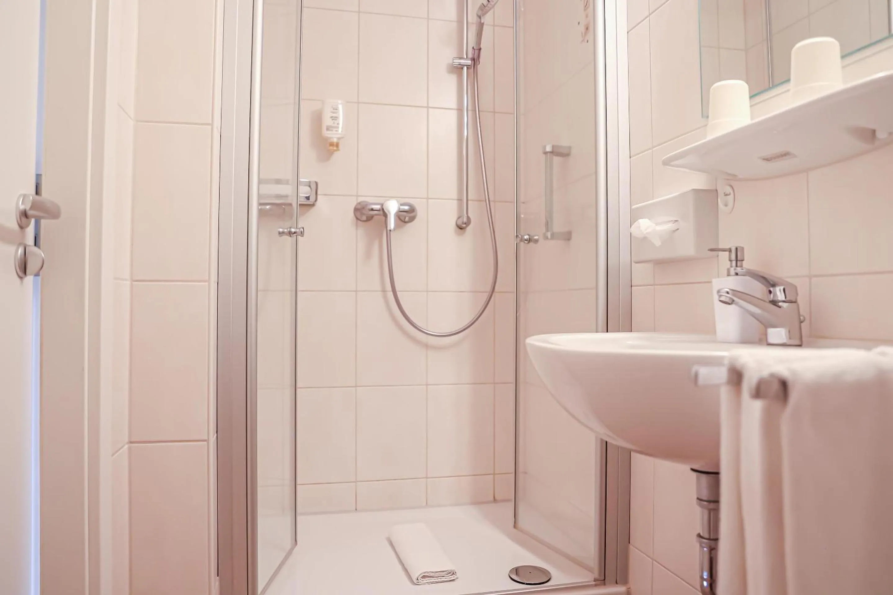 Bathroom in Hotel-Gasthaus Goldener Engel