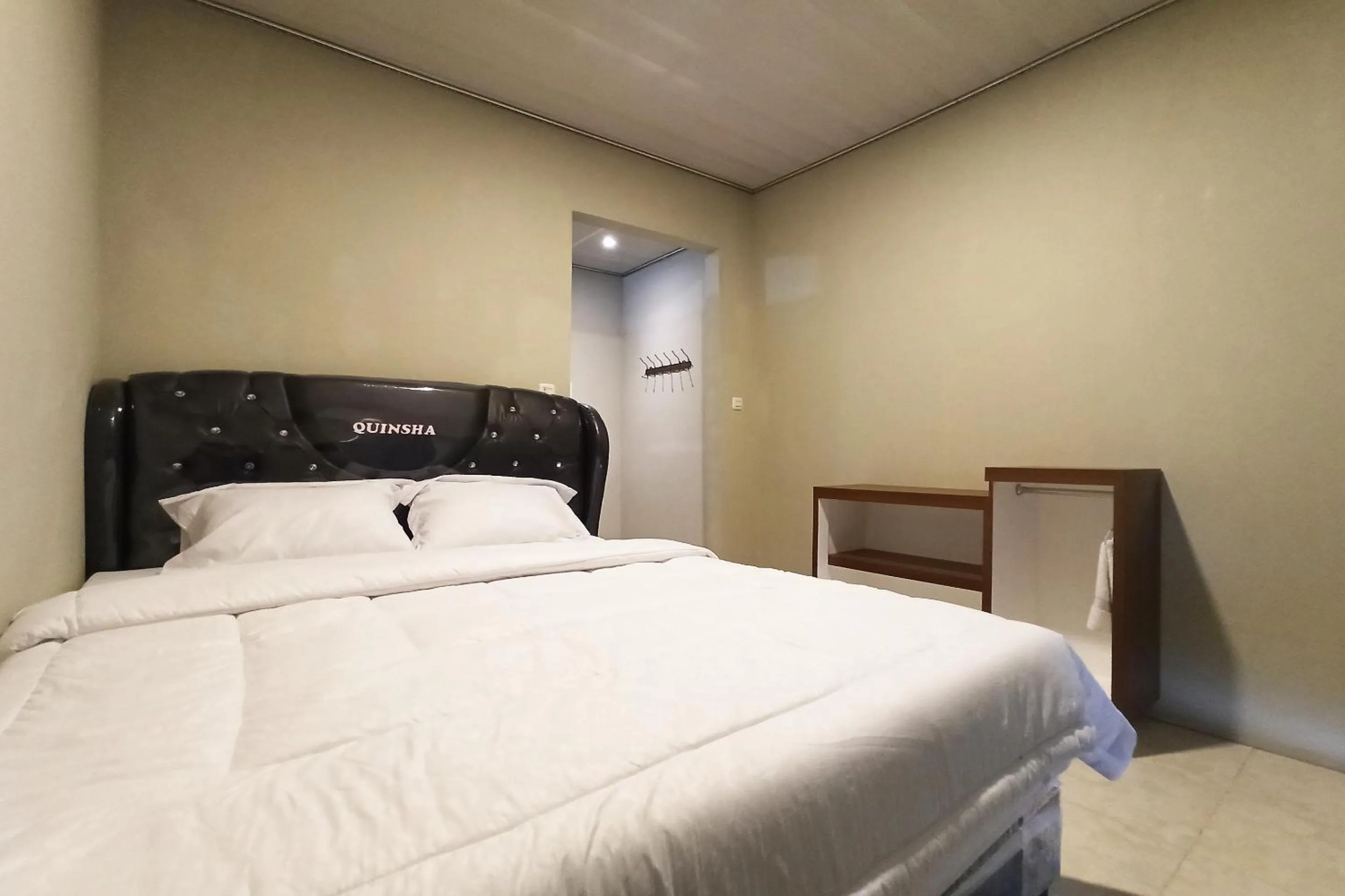 Bedroom, Bed in RedDoorz near Taman Merdeka Metro Lampung