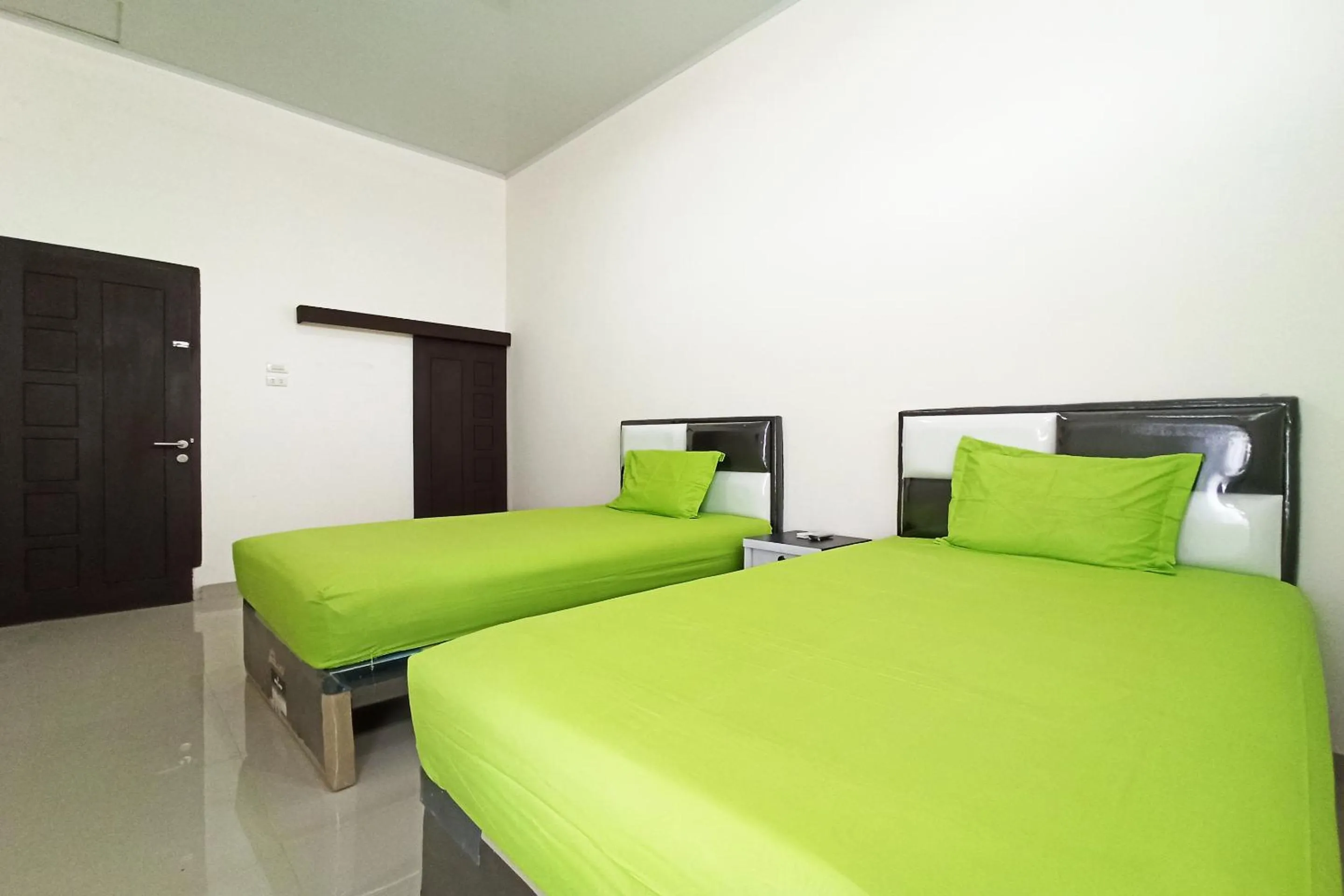 Bedroom, Bed in RedDoorz near Taman Merdeka Metro Lampung