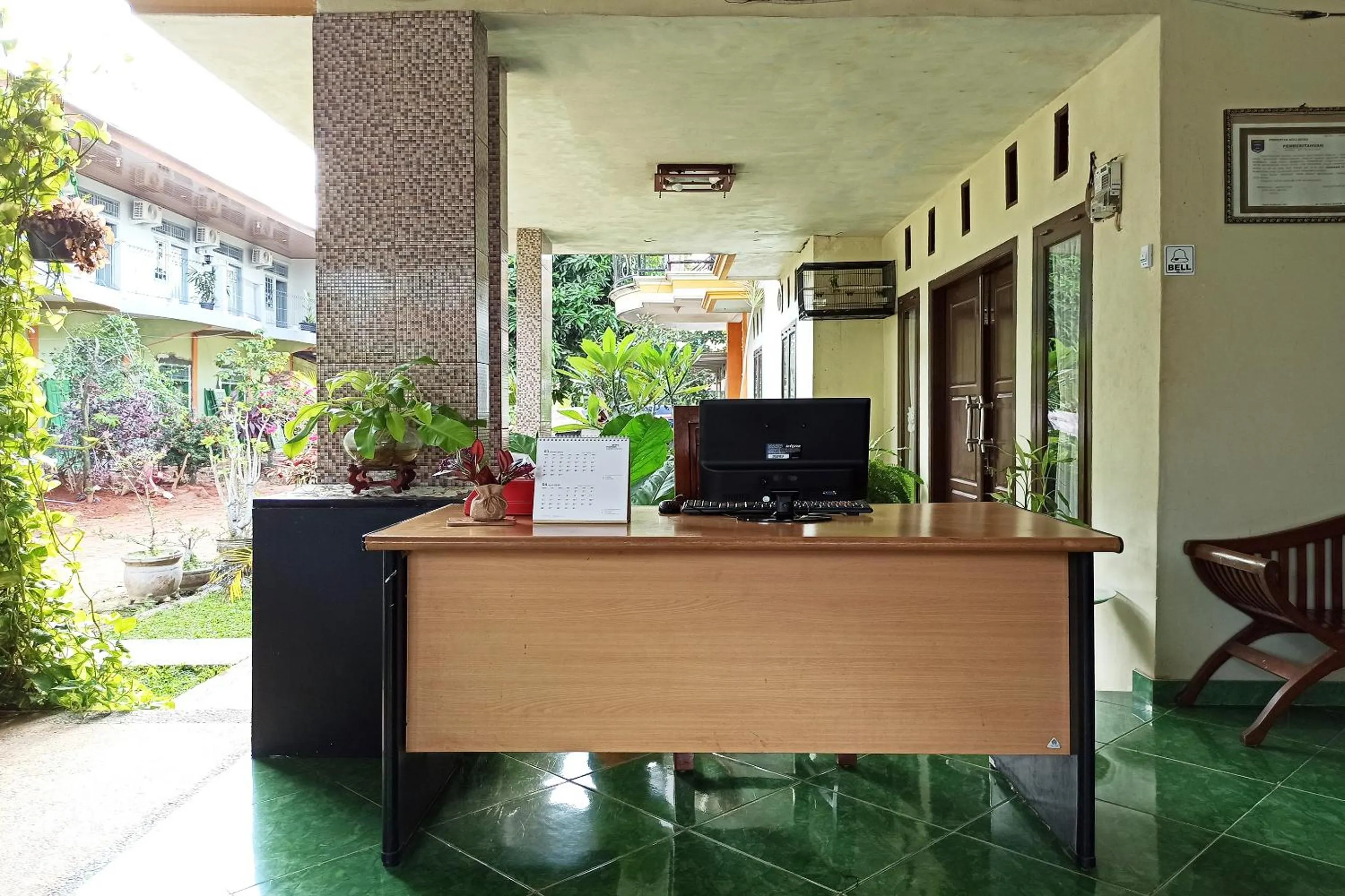 Lobby or reception in RedDoorz near Taman Merdeka Metro Lampung