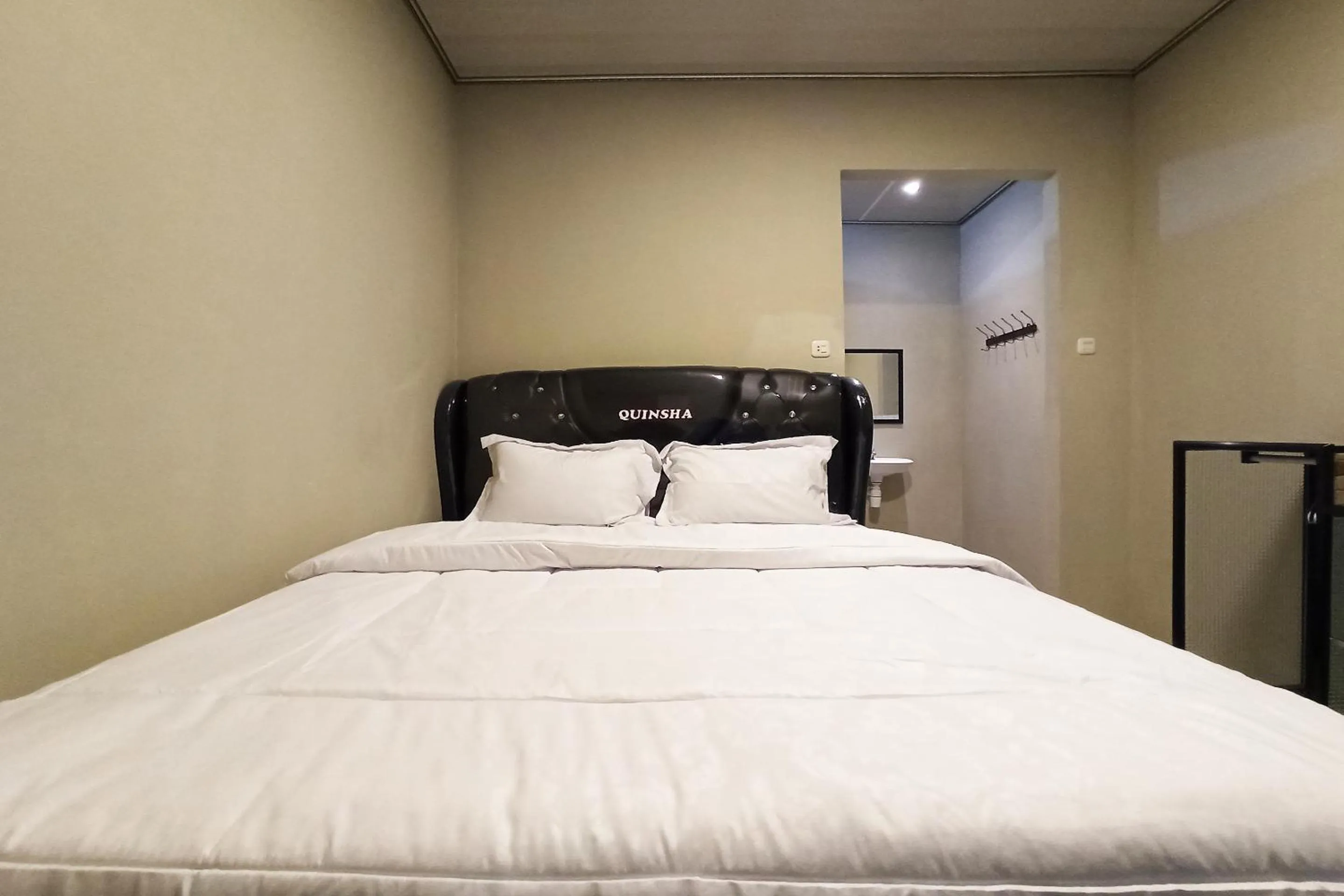 Bedroom, Bed in RedDoorz near Taman Merdeka Metro Lampung