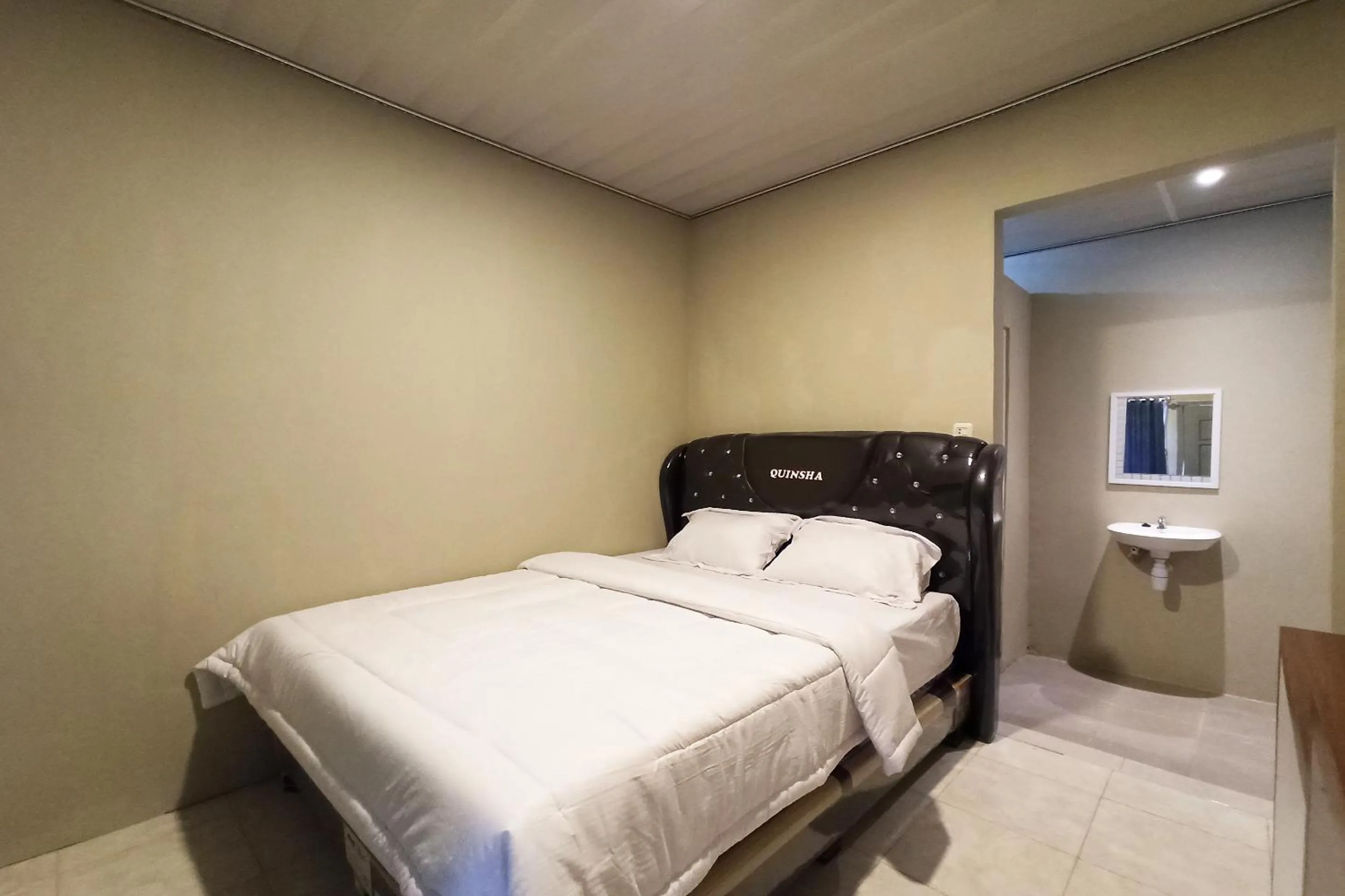 Bedroom, Bed in RedDoorz near Taman Merdeka Metro Lampung